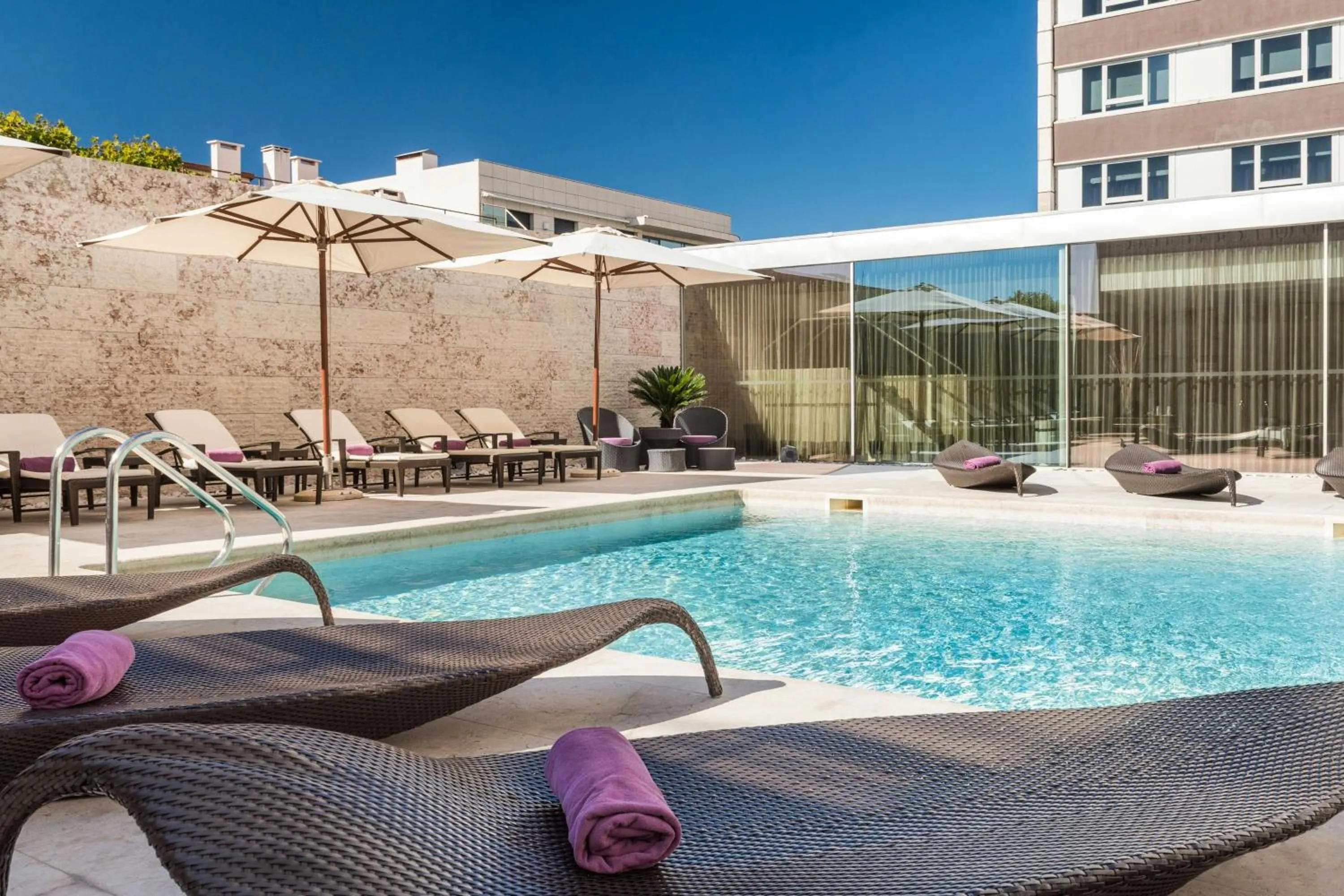 Swimming pool in Sheraton Lisboa Hotel & Spa