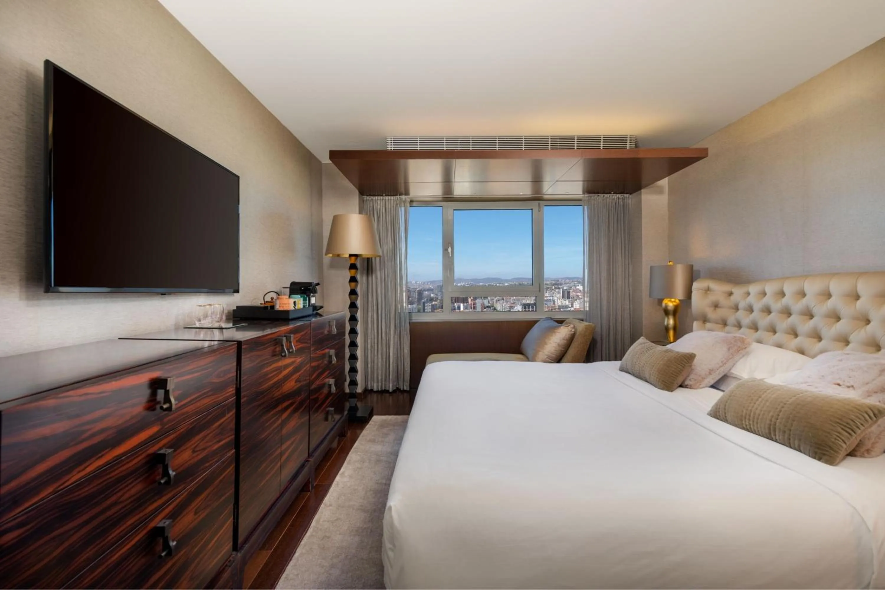 Photo of the whole room, Bed in Sheraton Lisboa Hotel & Spa