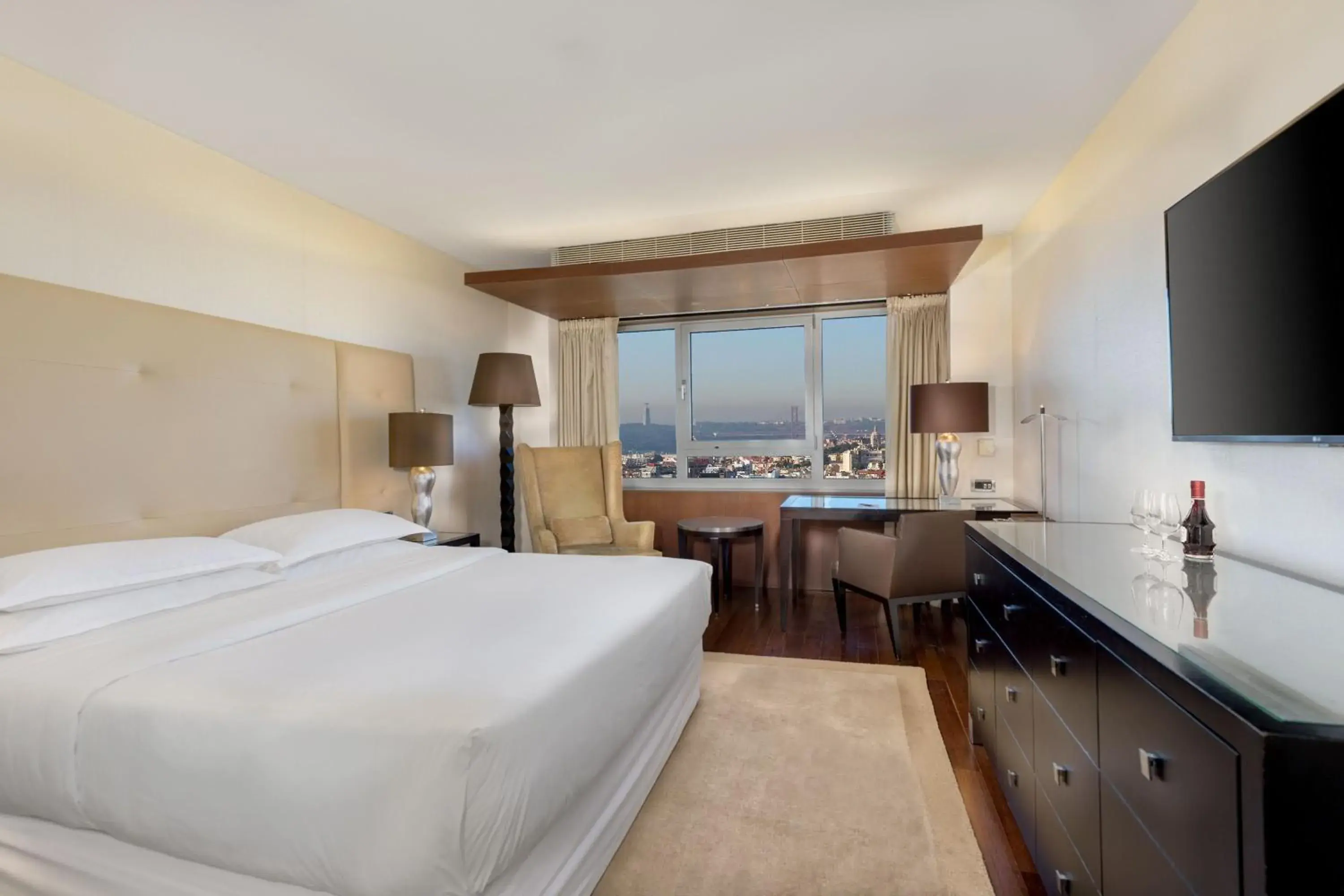 Club Queen Room in Sheraton Lisboa Hotel & Spa Club Queen Room in Sheraton Lisboa Hotel & Spa