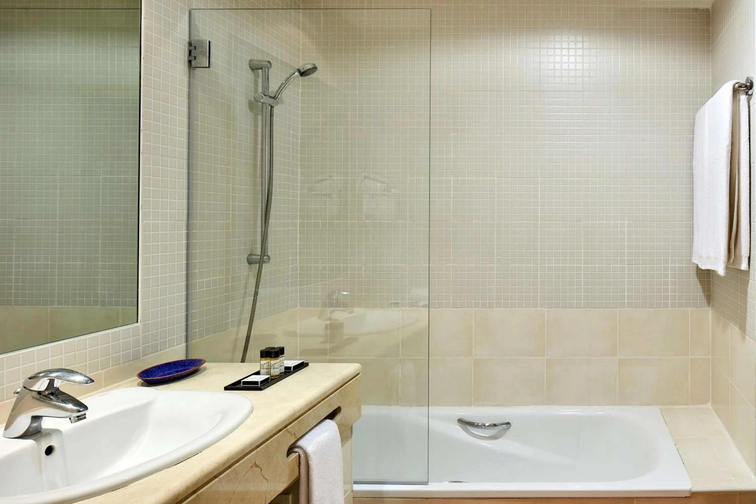 Shower in NH Marina Portimao Resort