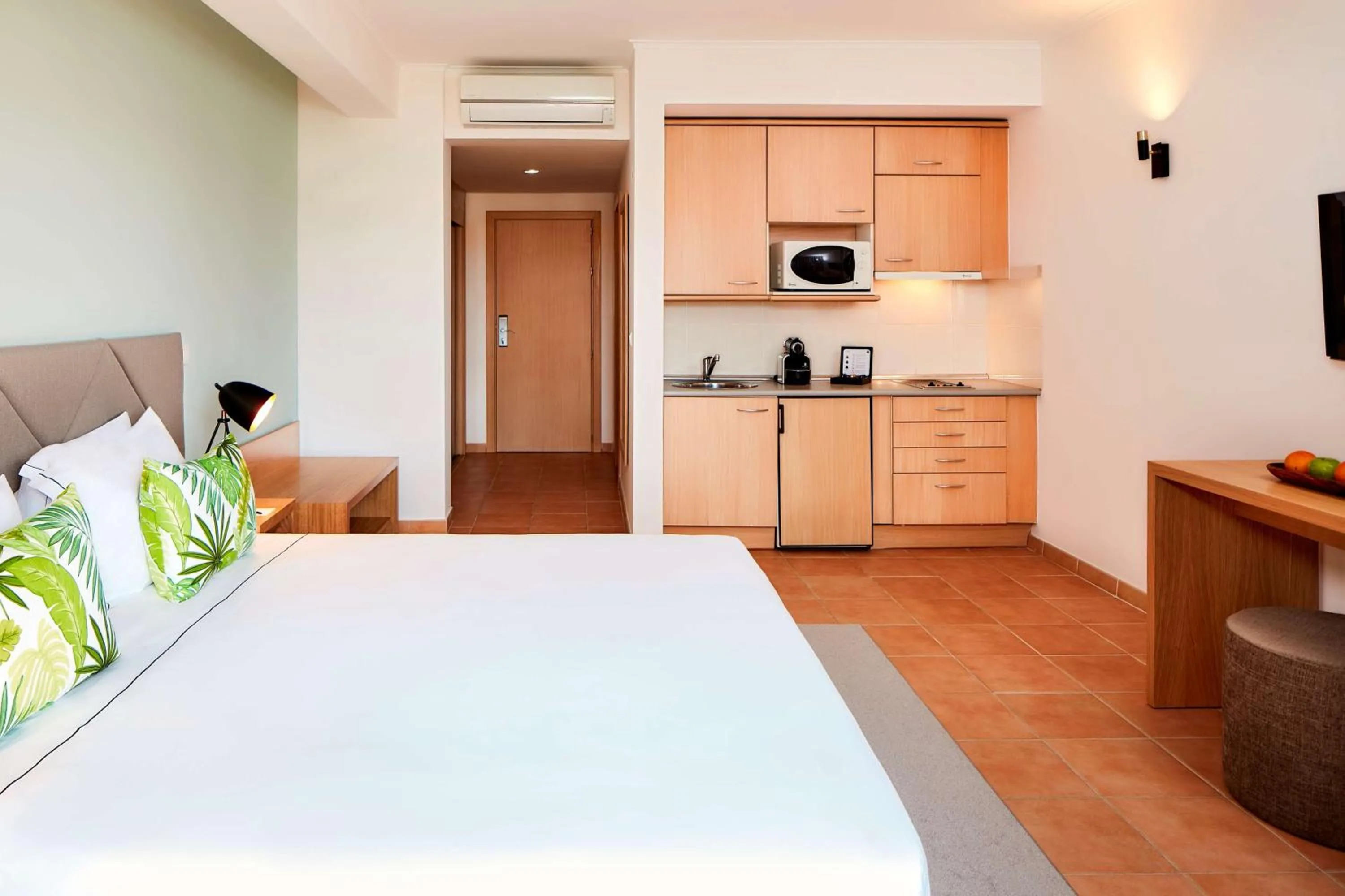 Kitchen or kitchenette, Bed in NH Marina Portimao Resort