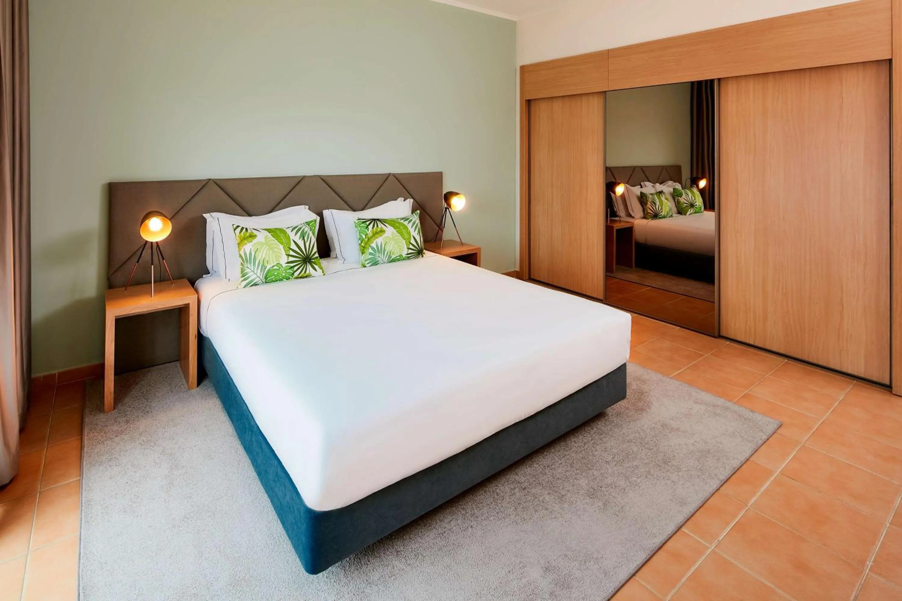 Photo of the whole room, Bed in NH Marina Portimao Resort