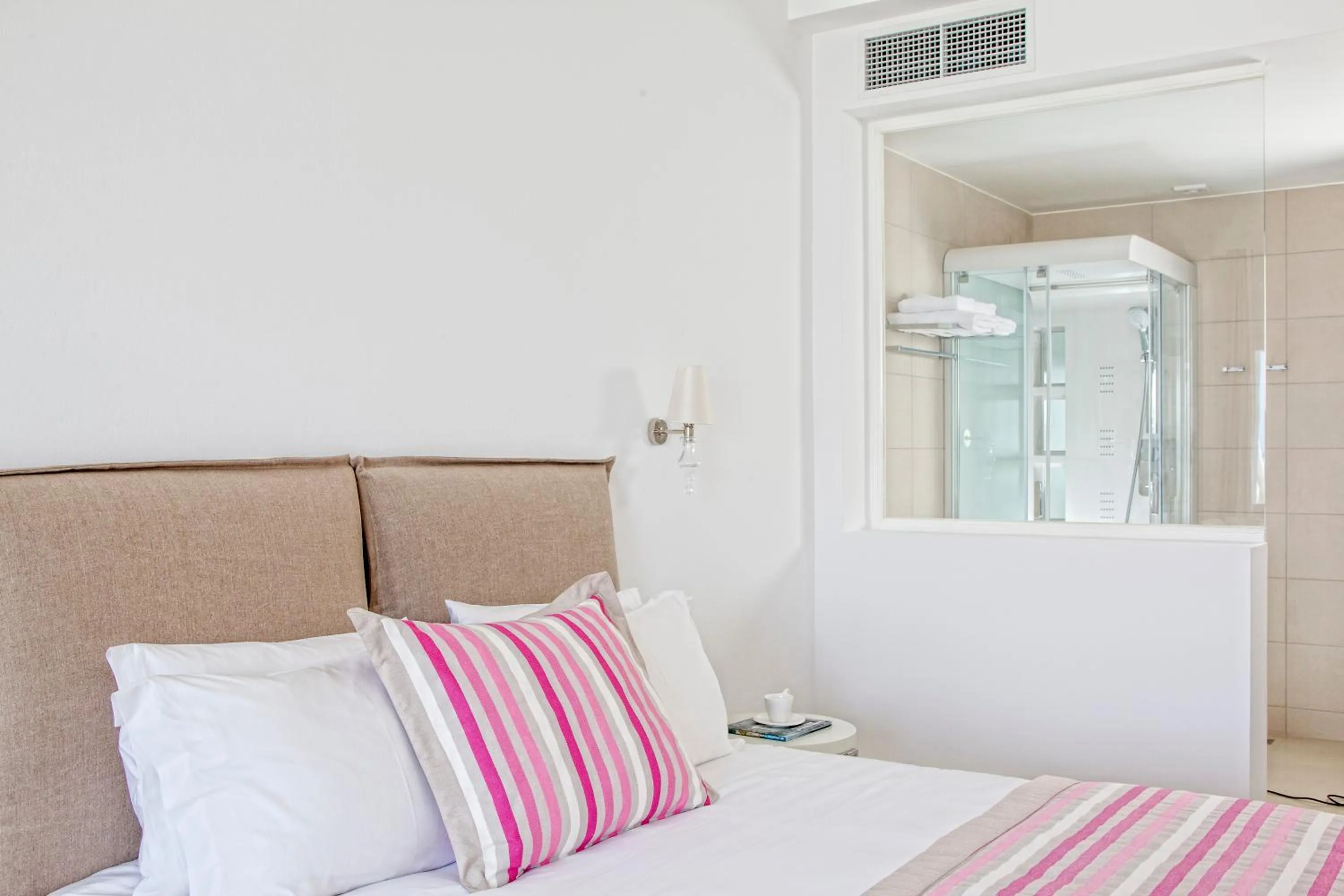 Shower, Bed in DeLight Boutique Hotel - Small Luxury Hotels of the World