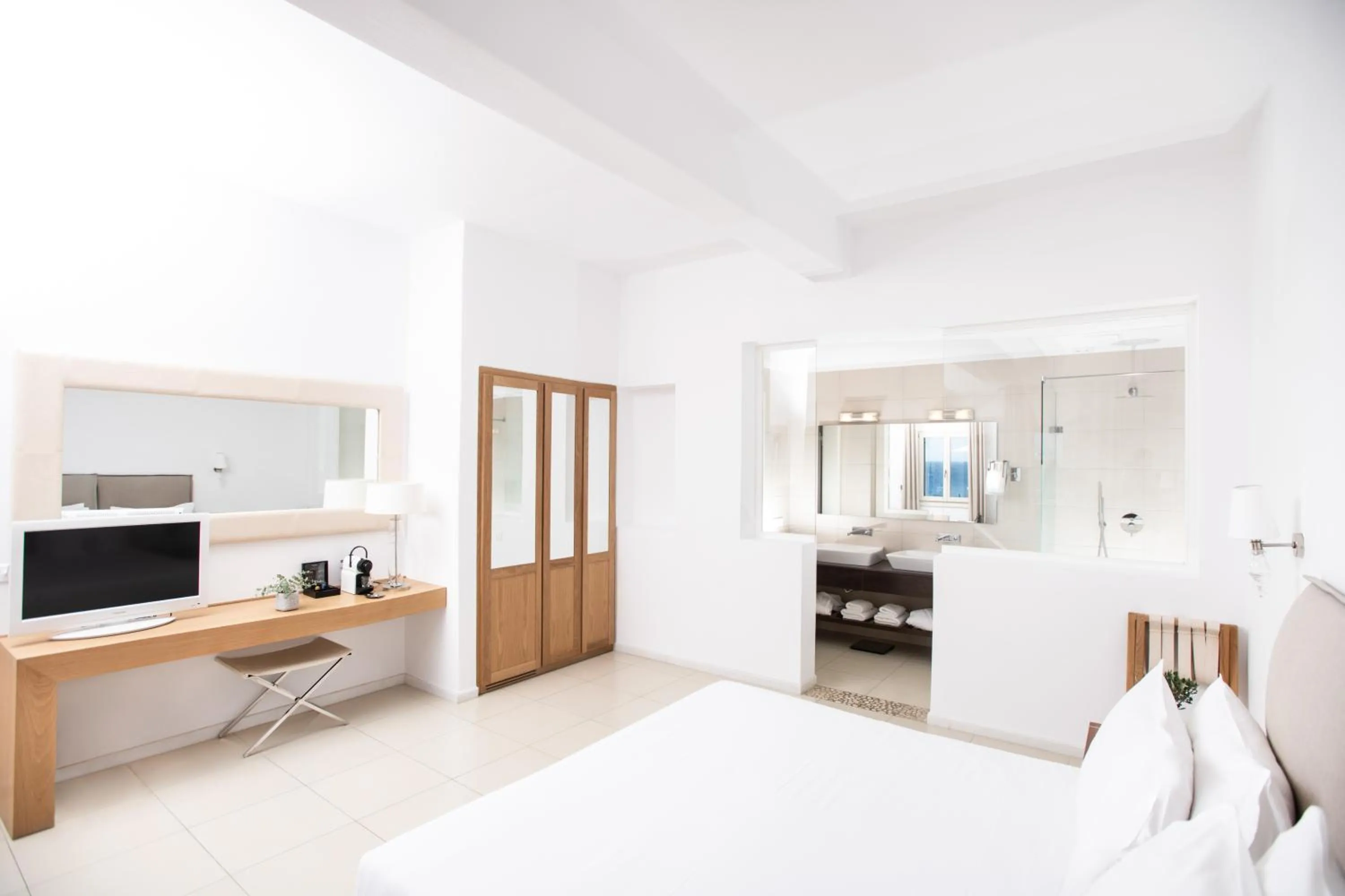 Coffee/tea facilities, Bed in DeLight Boutique Hotel - Small Luxury Hotels of the World