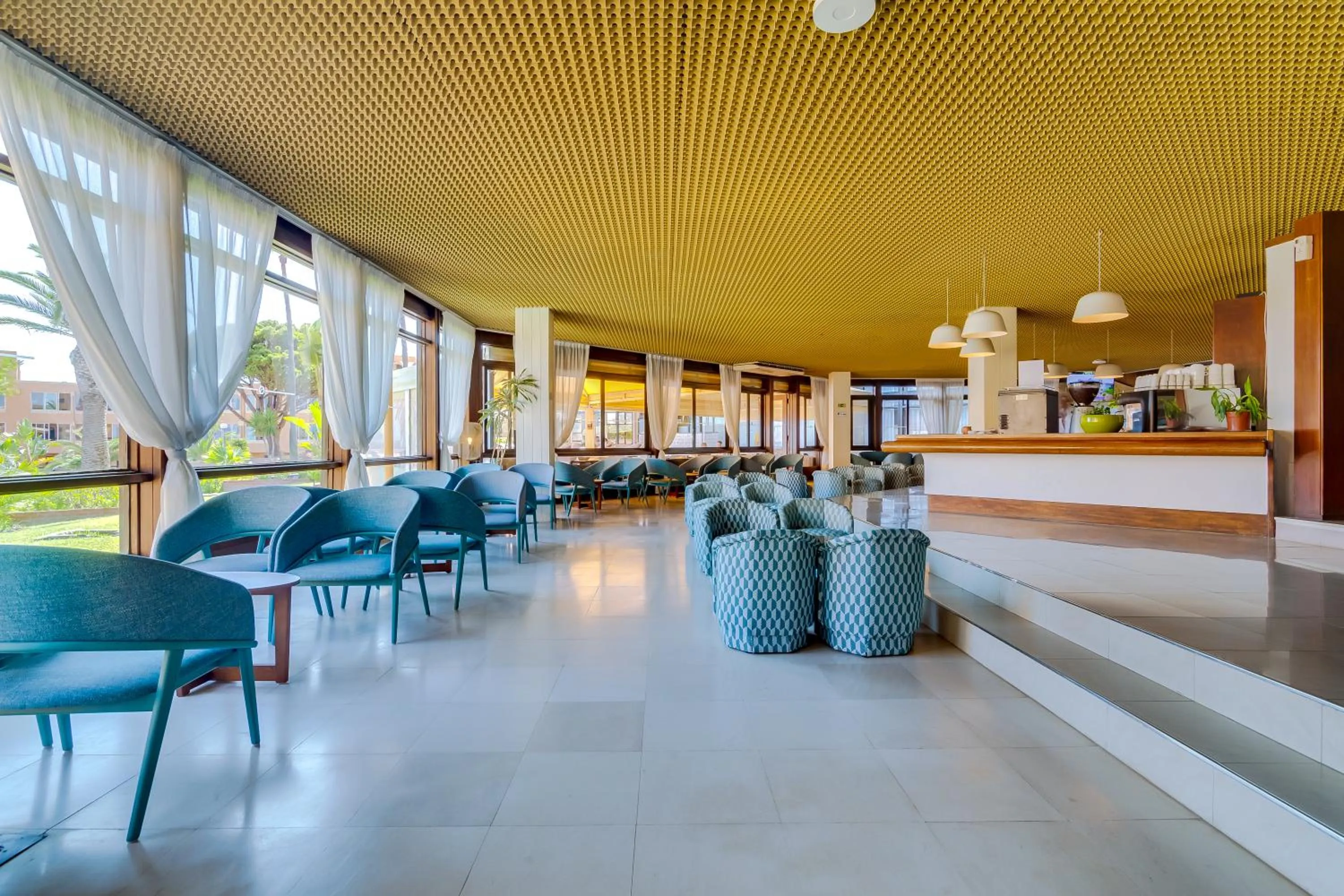 Lounge or bar in Auramar Beach Resort