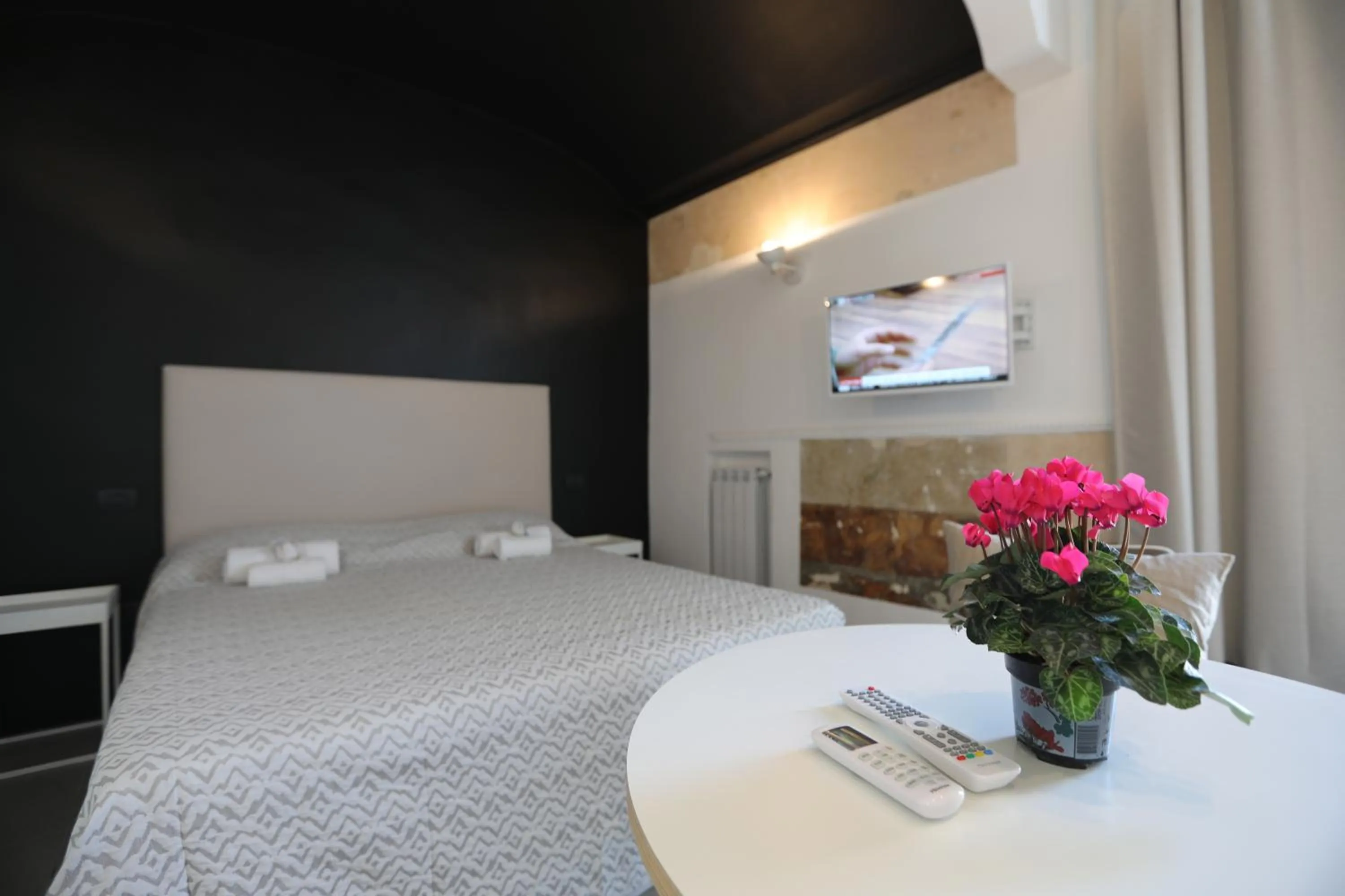 Photo of the whole room, Bed in The Station Napoli