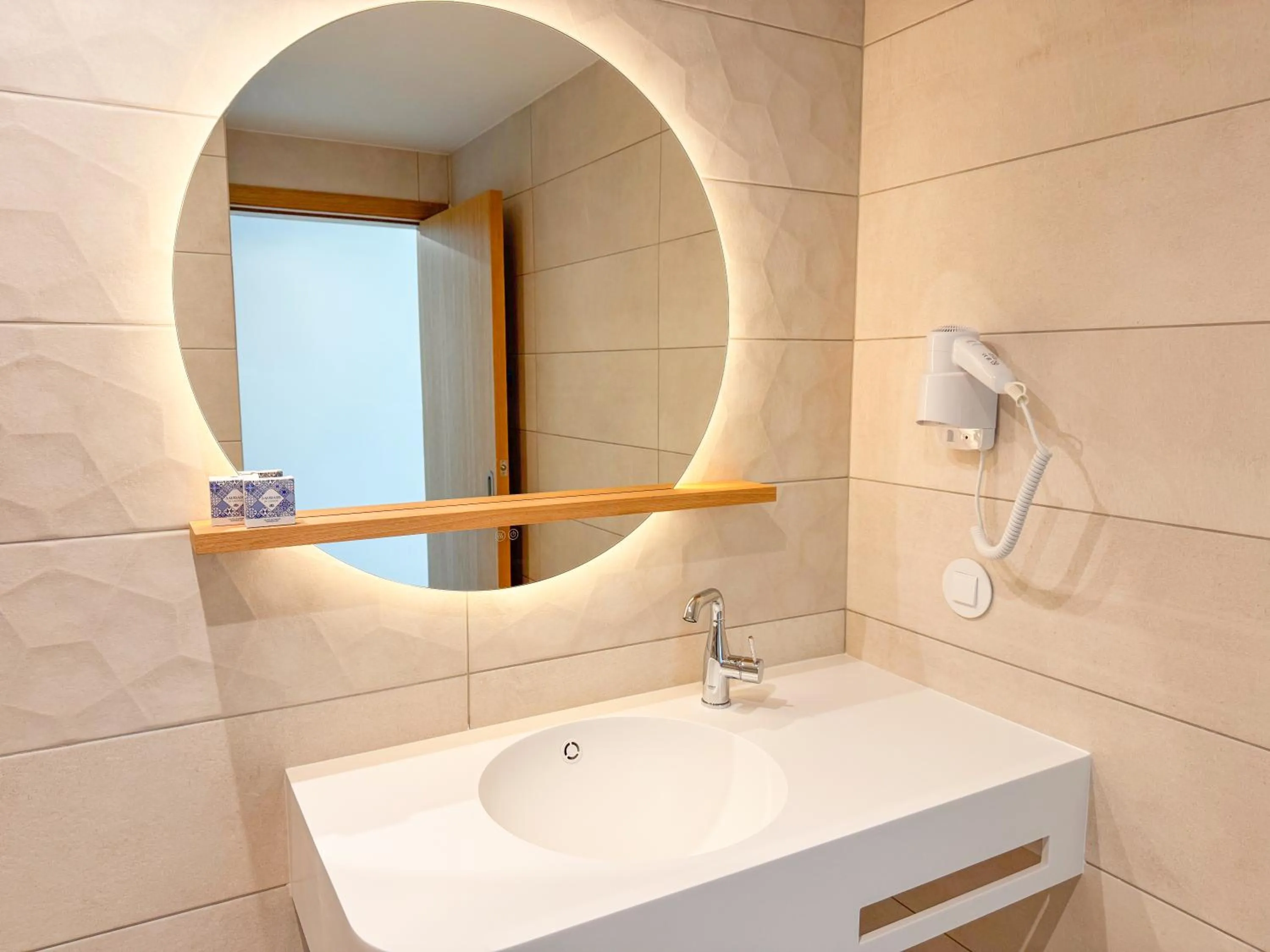 Bathroom in Hotel Sol e Mar Albufeira - Adults Only