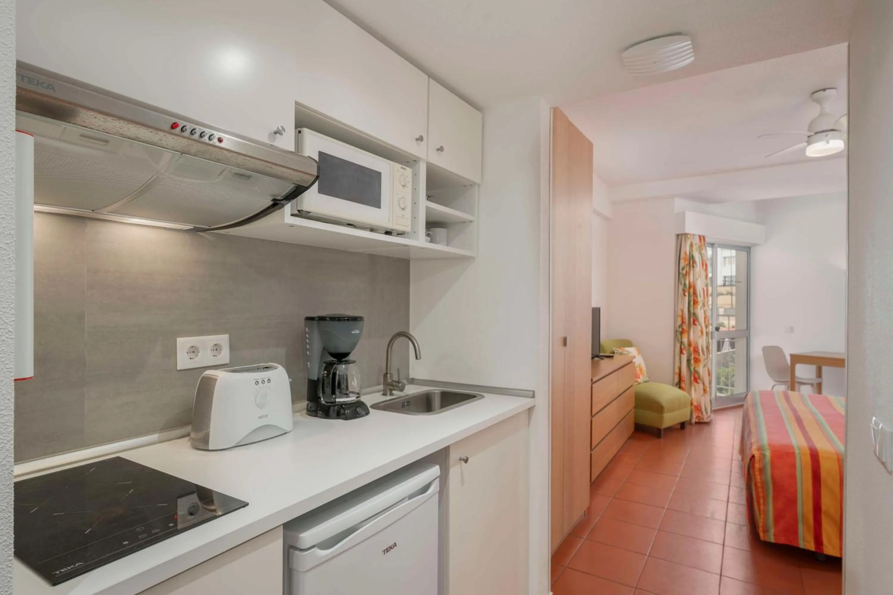 Kitchen or kitchenette, Bed in Florasol Residence Hotel - Dorisol hotels