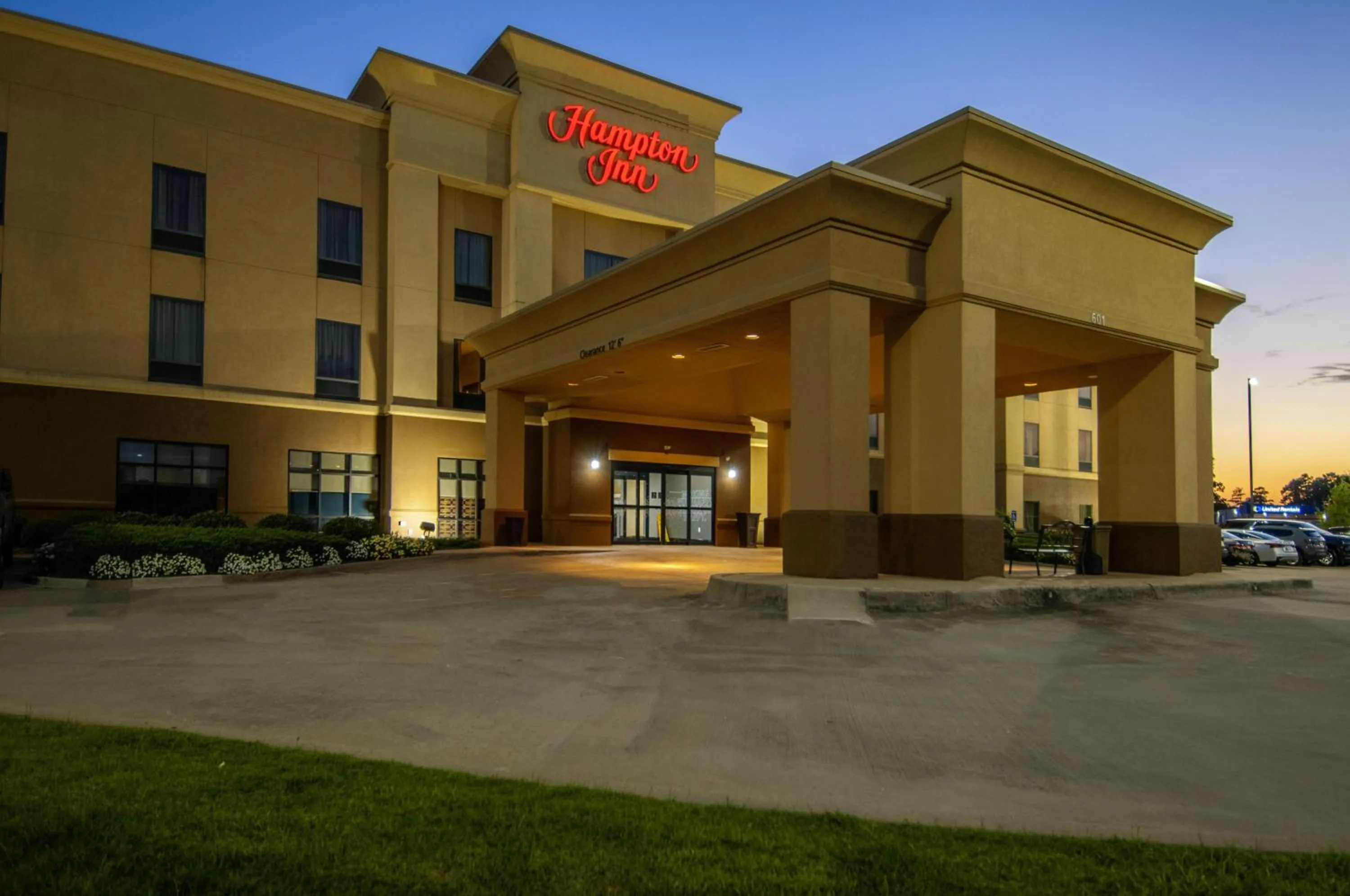 Property building in Hampton Inn West Monroe