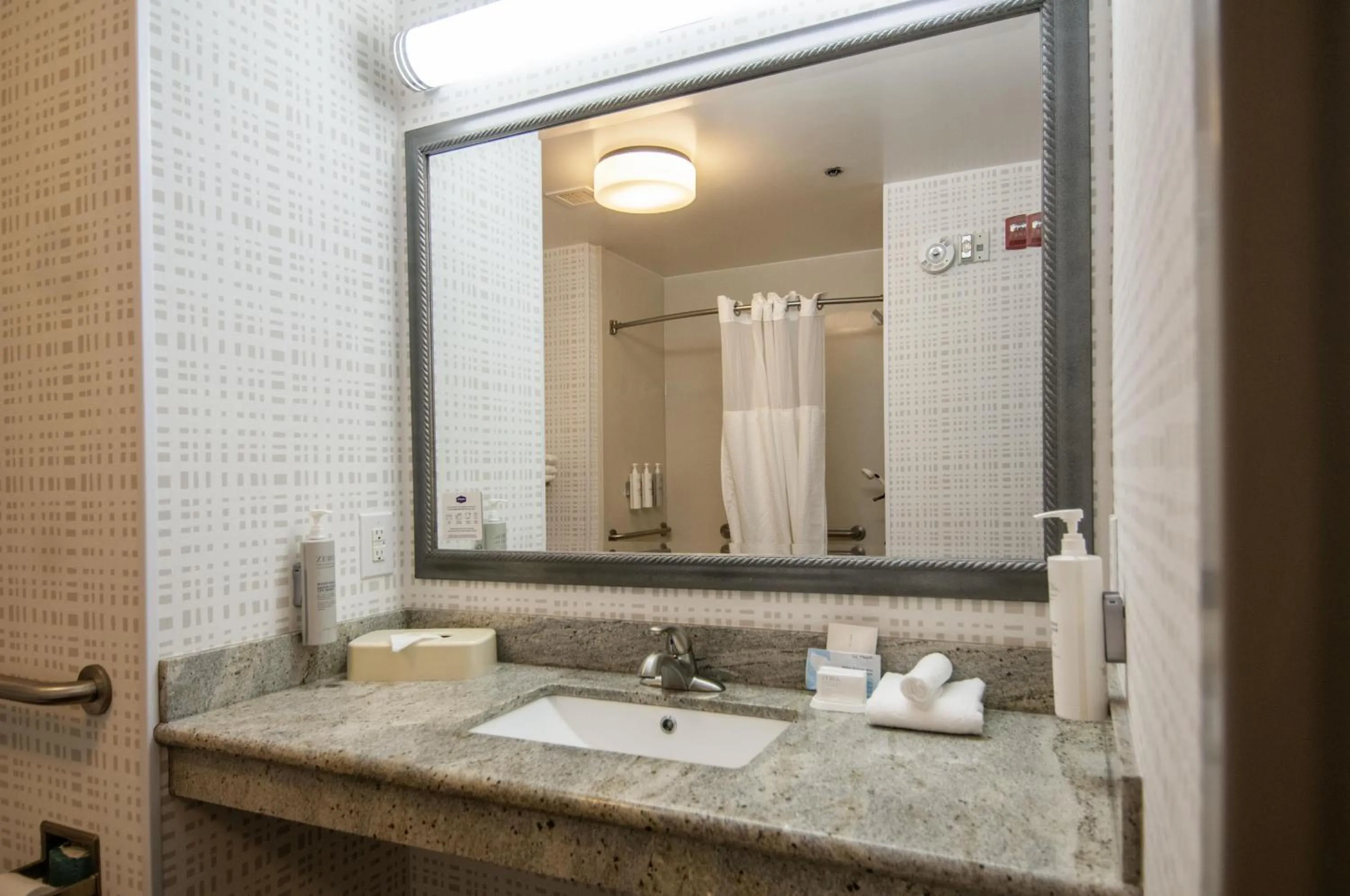 Bathroom in Hampton Inn West Monroe