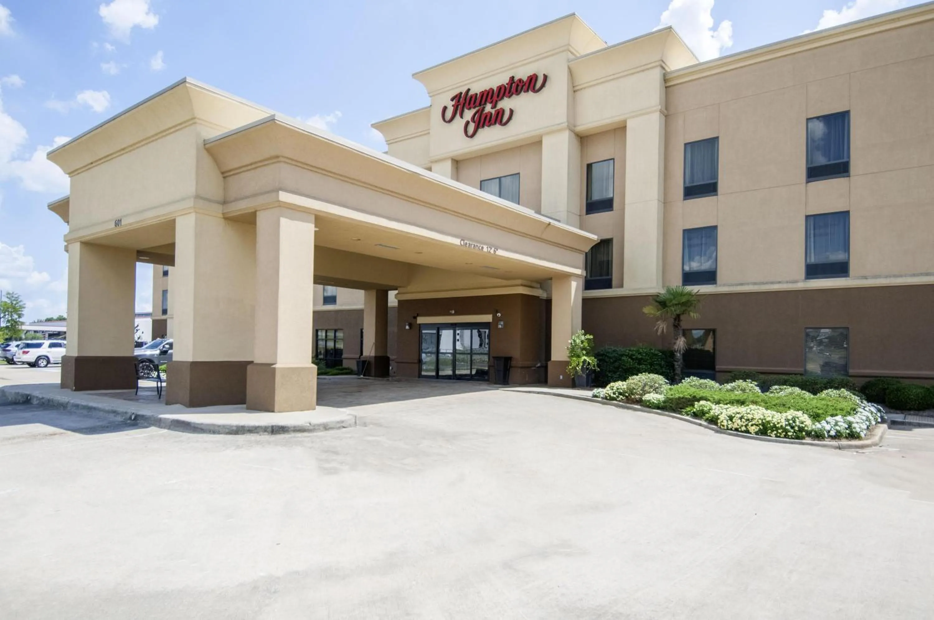 Property building in Hampton Inn West Monroe
