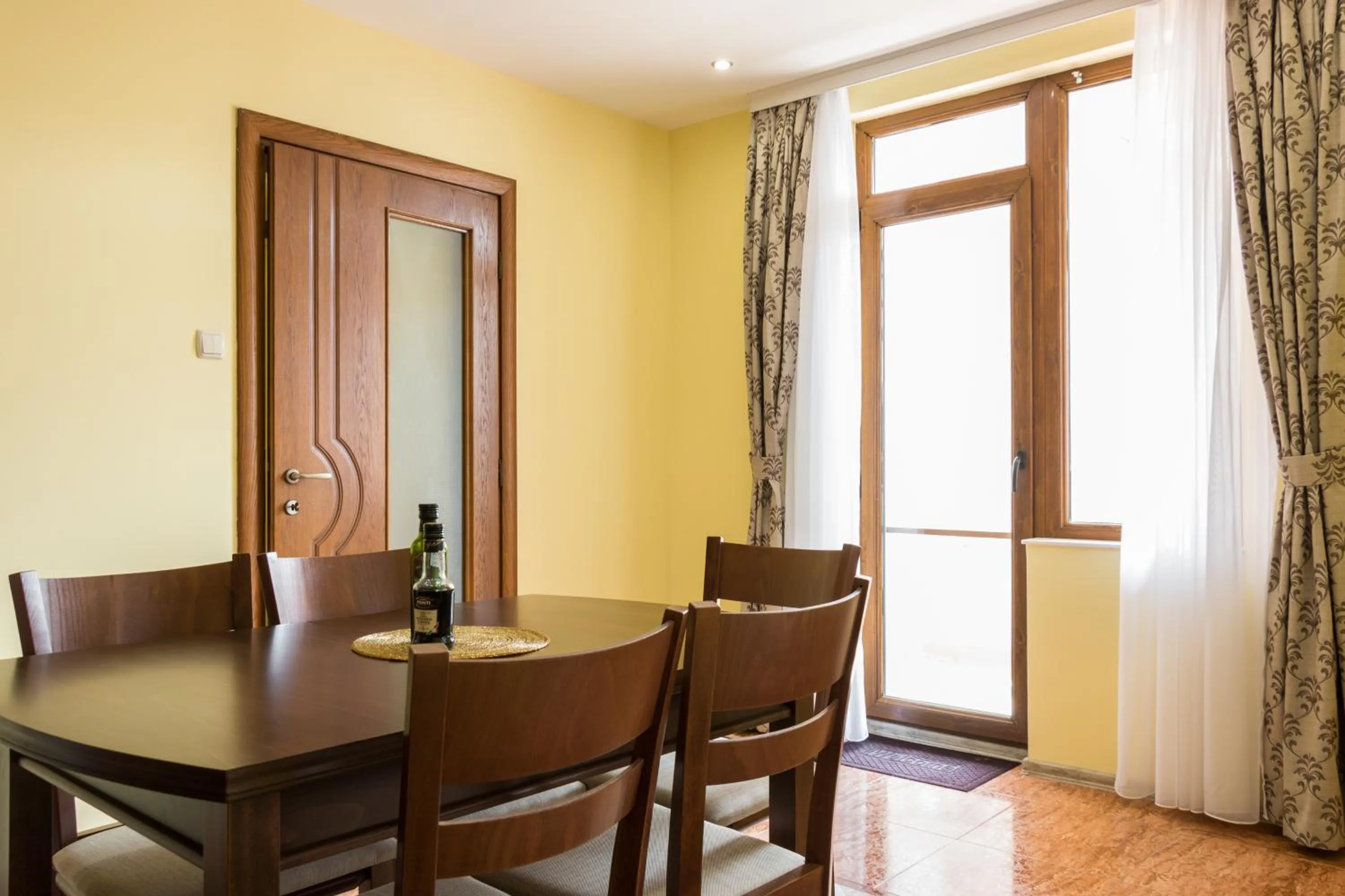 Dining area in Apartments Nasini by Flat Mаnager