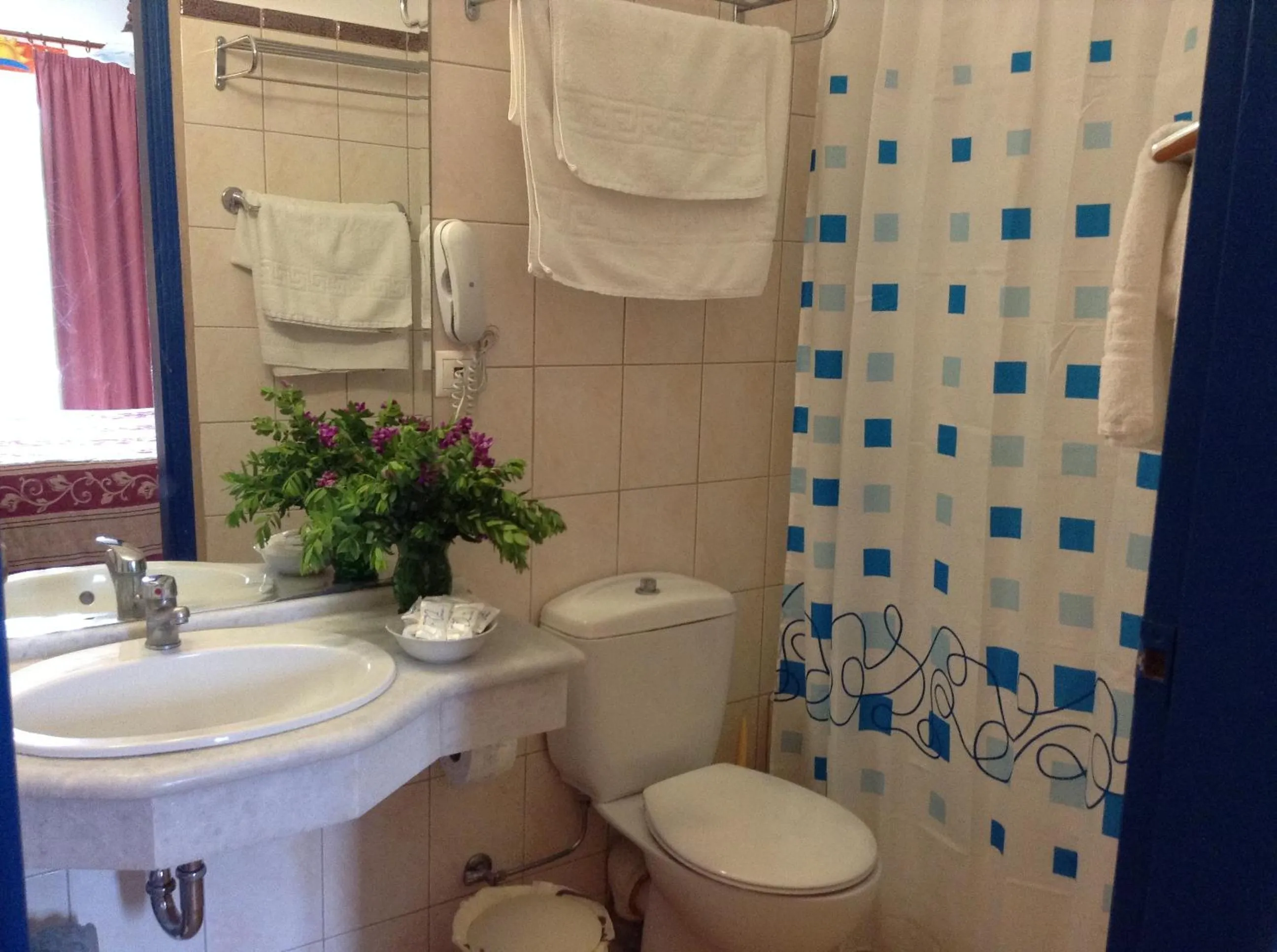 Bathroom in Arte Annapolis Inn