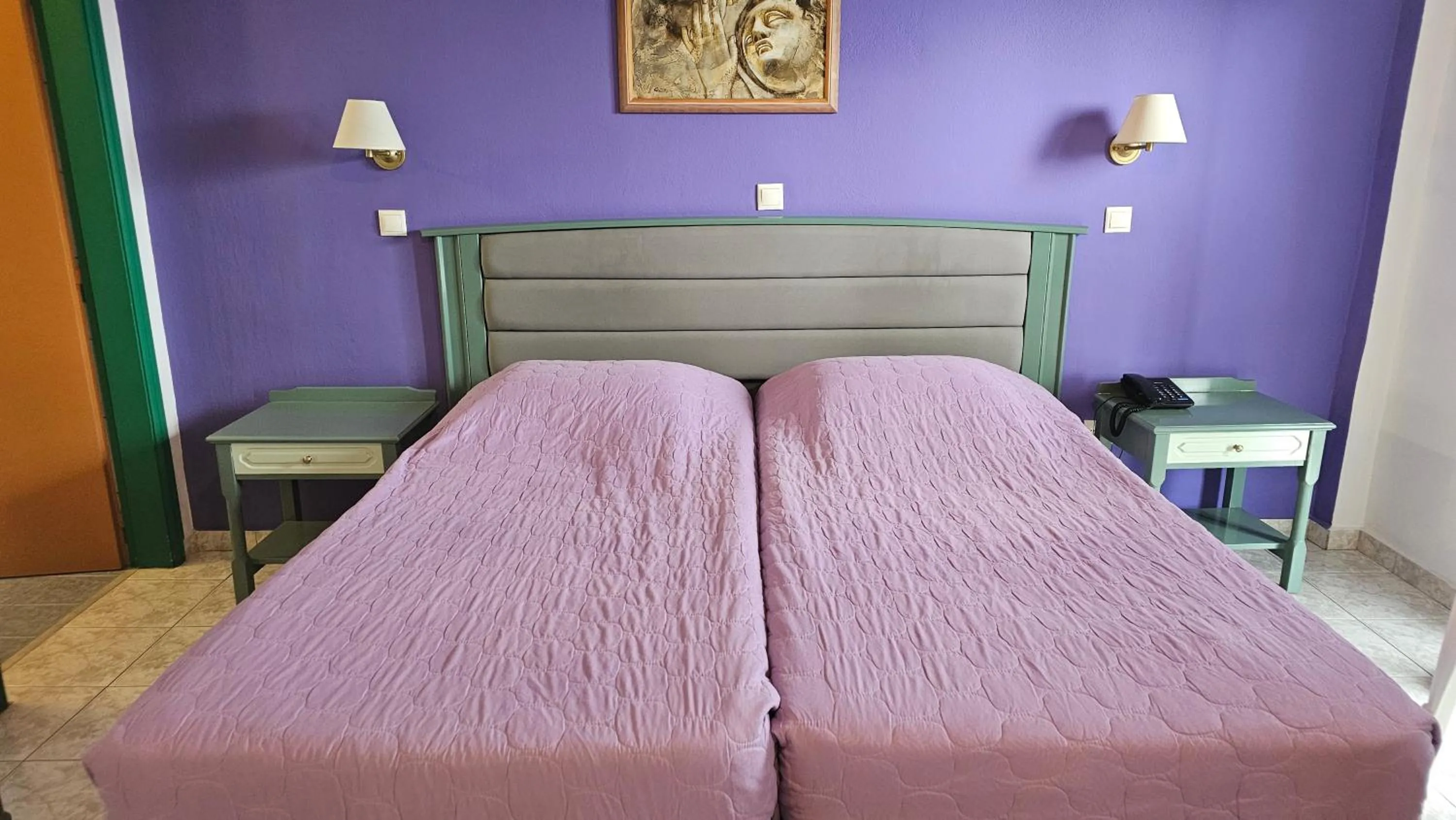 Bed in Arte Annapolis Inn