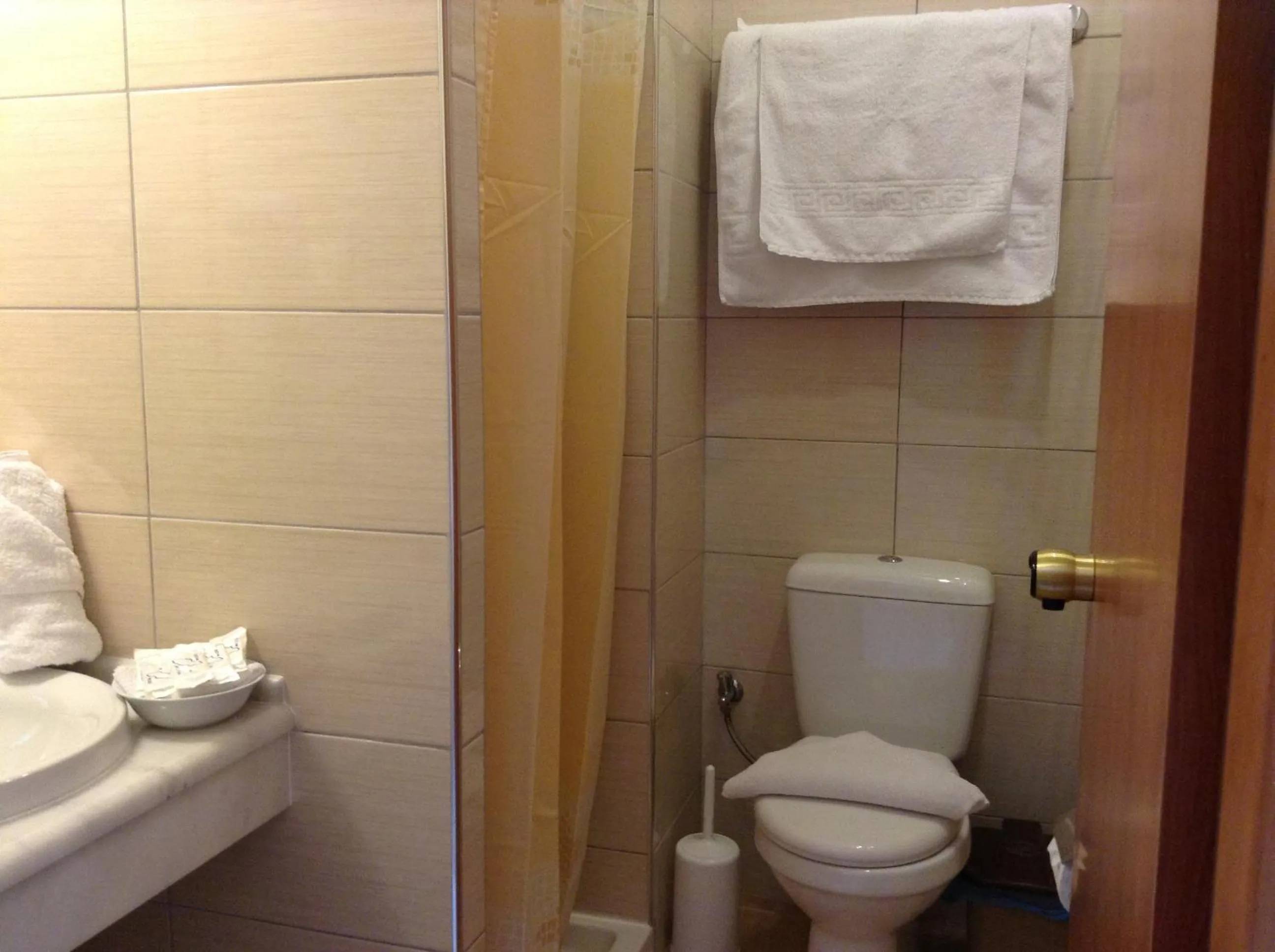 Bathroom in Arte Annapolis Inn