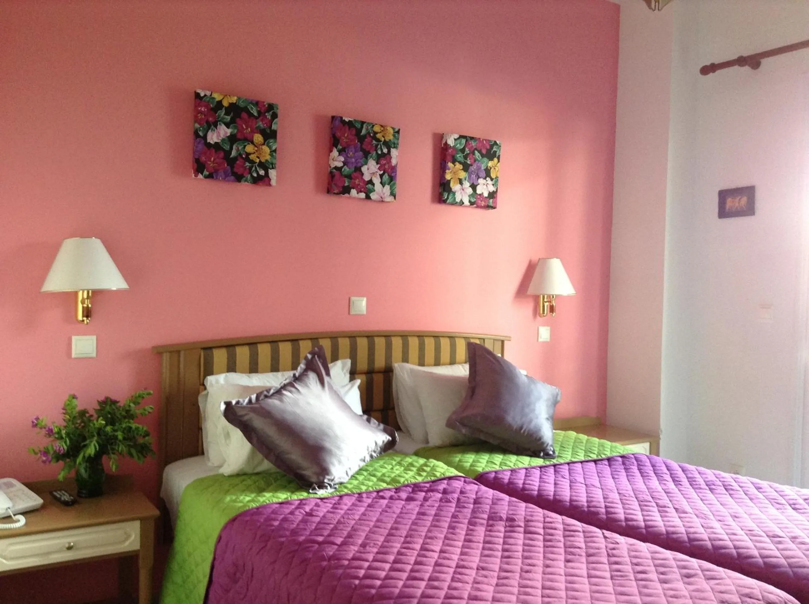 Bed in Arte Annapolis Inn