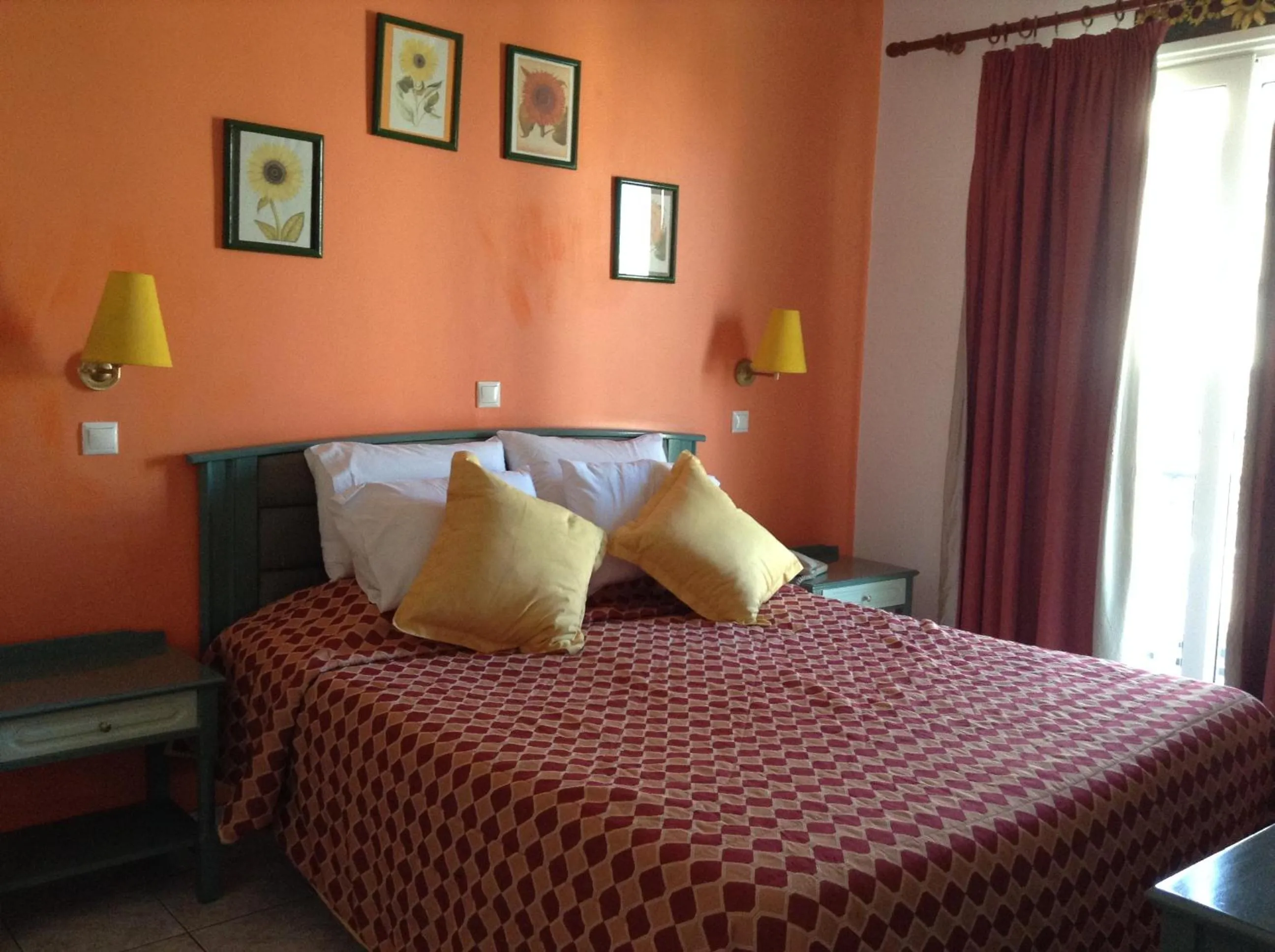 Bed in Arte Annapolis Inn