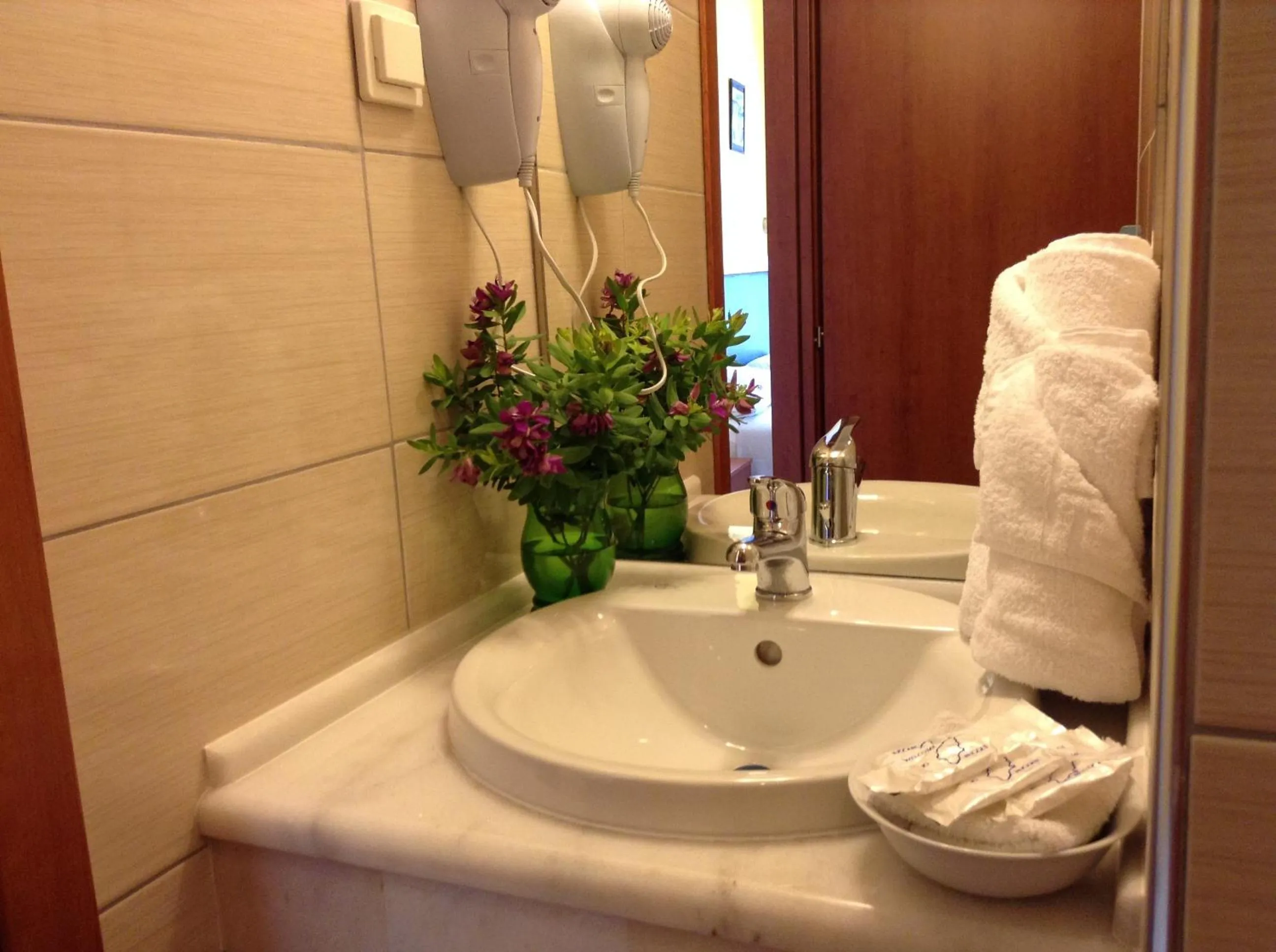 Bathroom in Arte Annapolis Inn