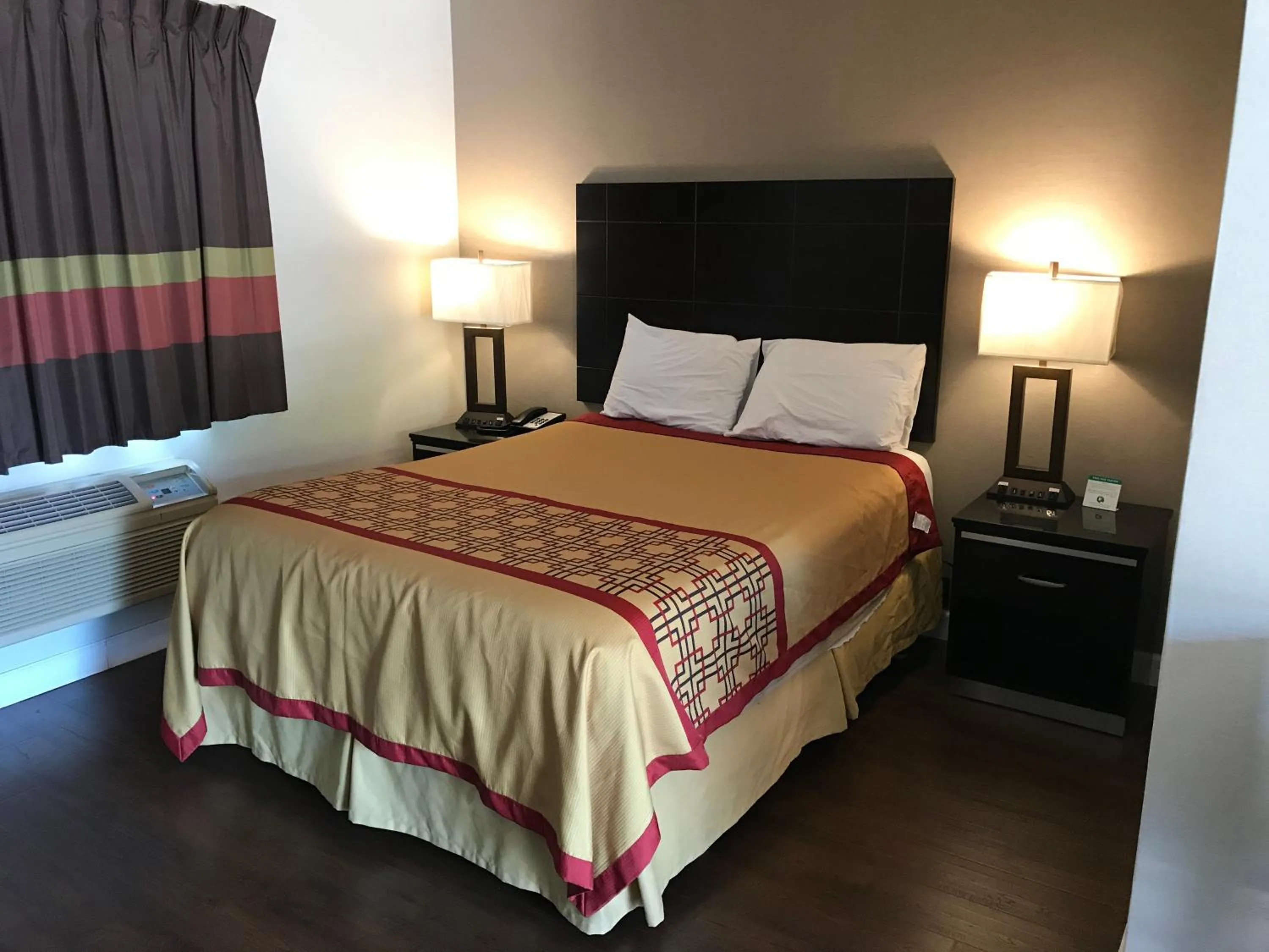 Bed in Manhattan Inn & Suites