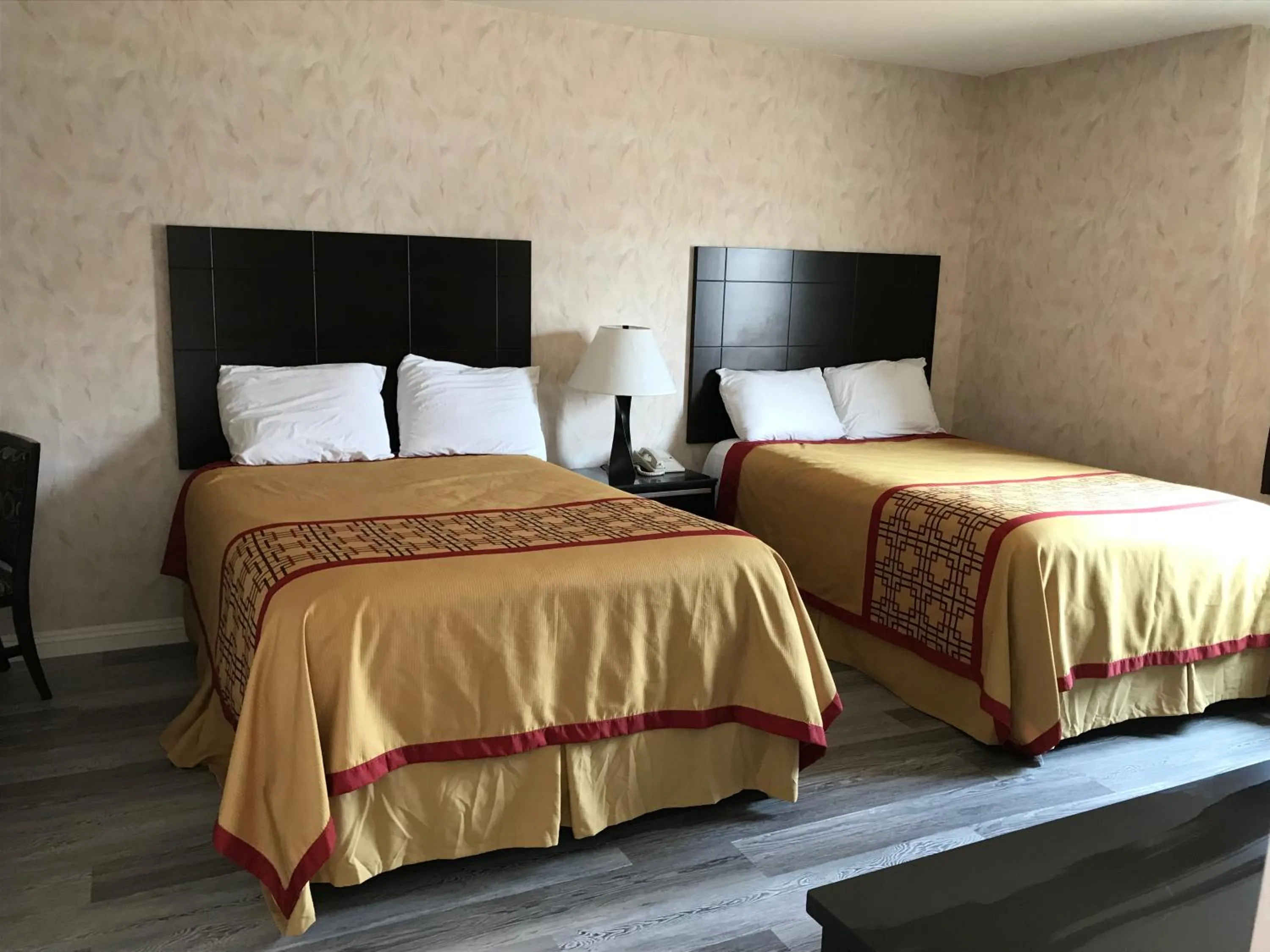 Bed in Manhattan Inn & Suites