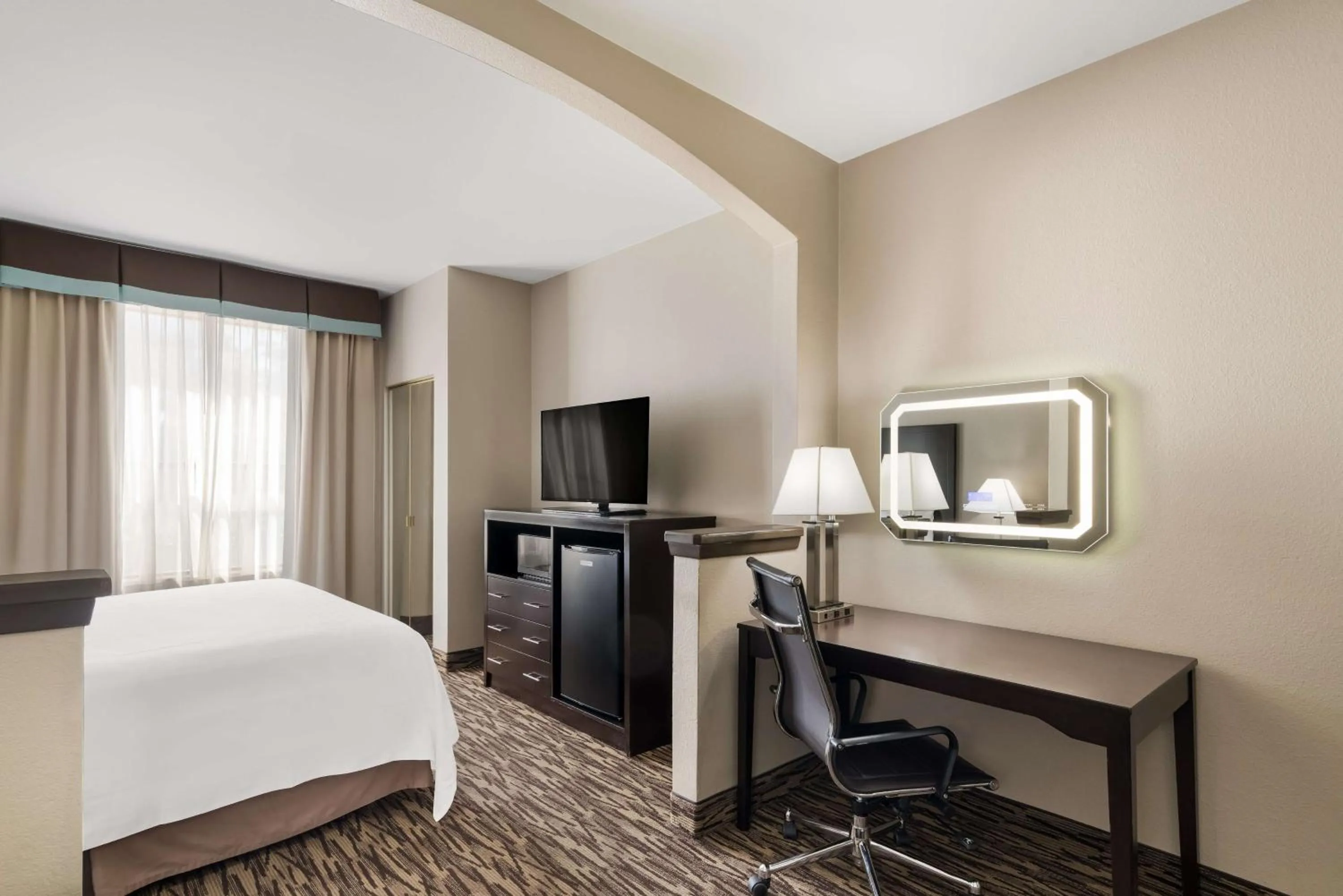 TV and multimedia, Bed in SureStay Plus Hotel by Best Western Plano