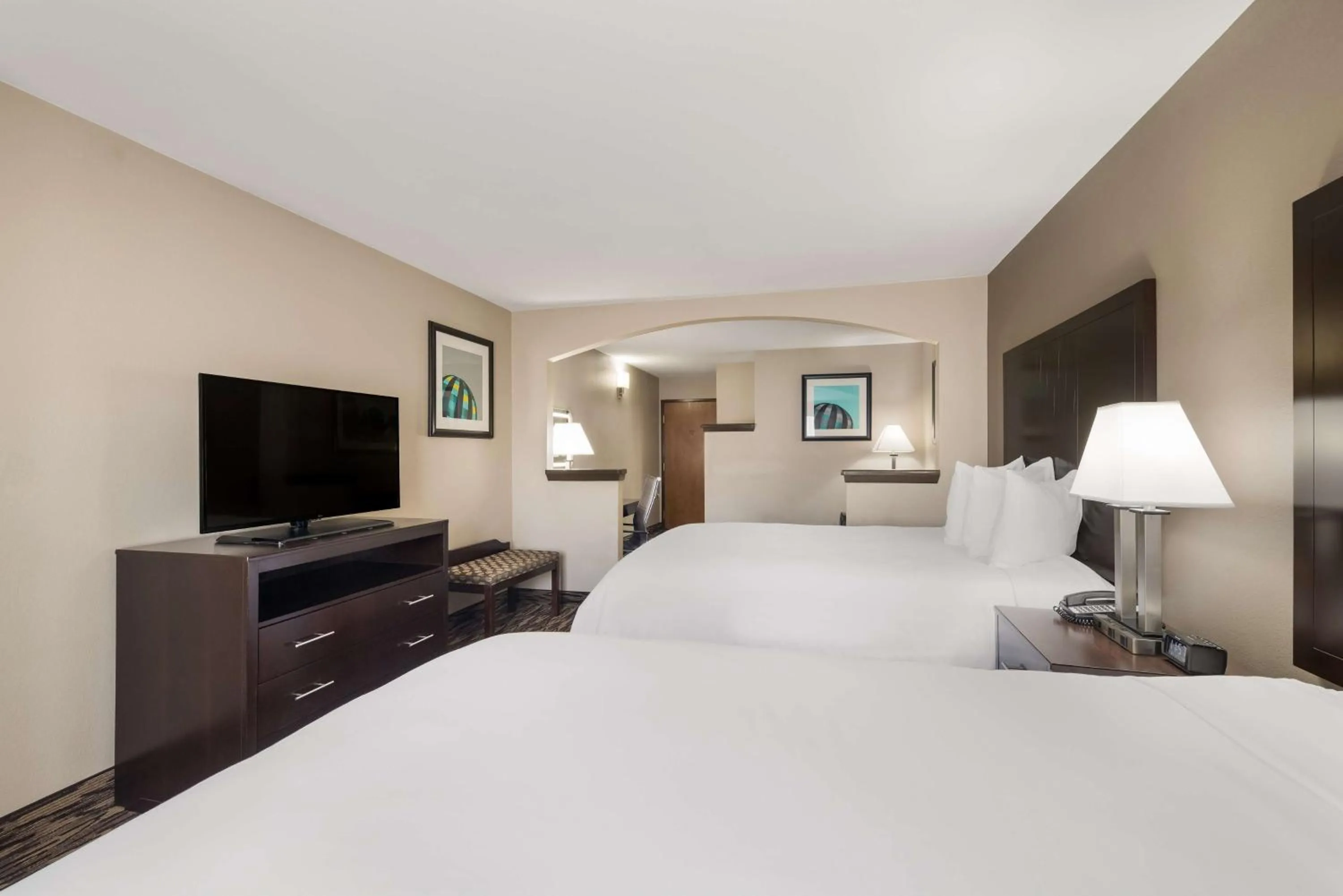 TV and multimedia, Bed in SureStay Plus Hotel by Best Western Plano