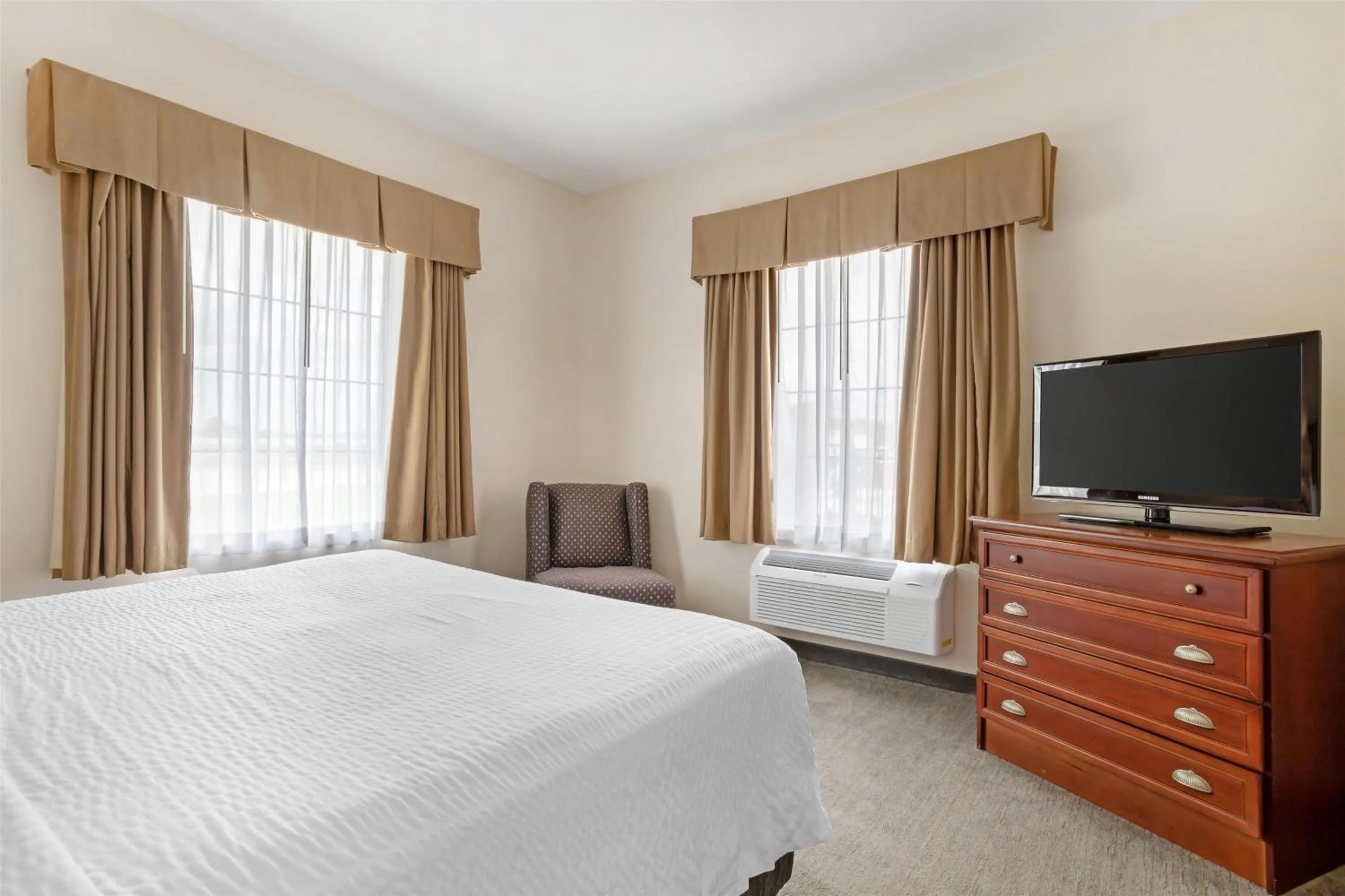 Photo of the whole room, Bed in Best Western Plus Executive Hotel & Suites