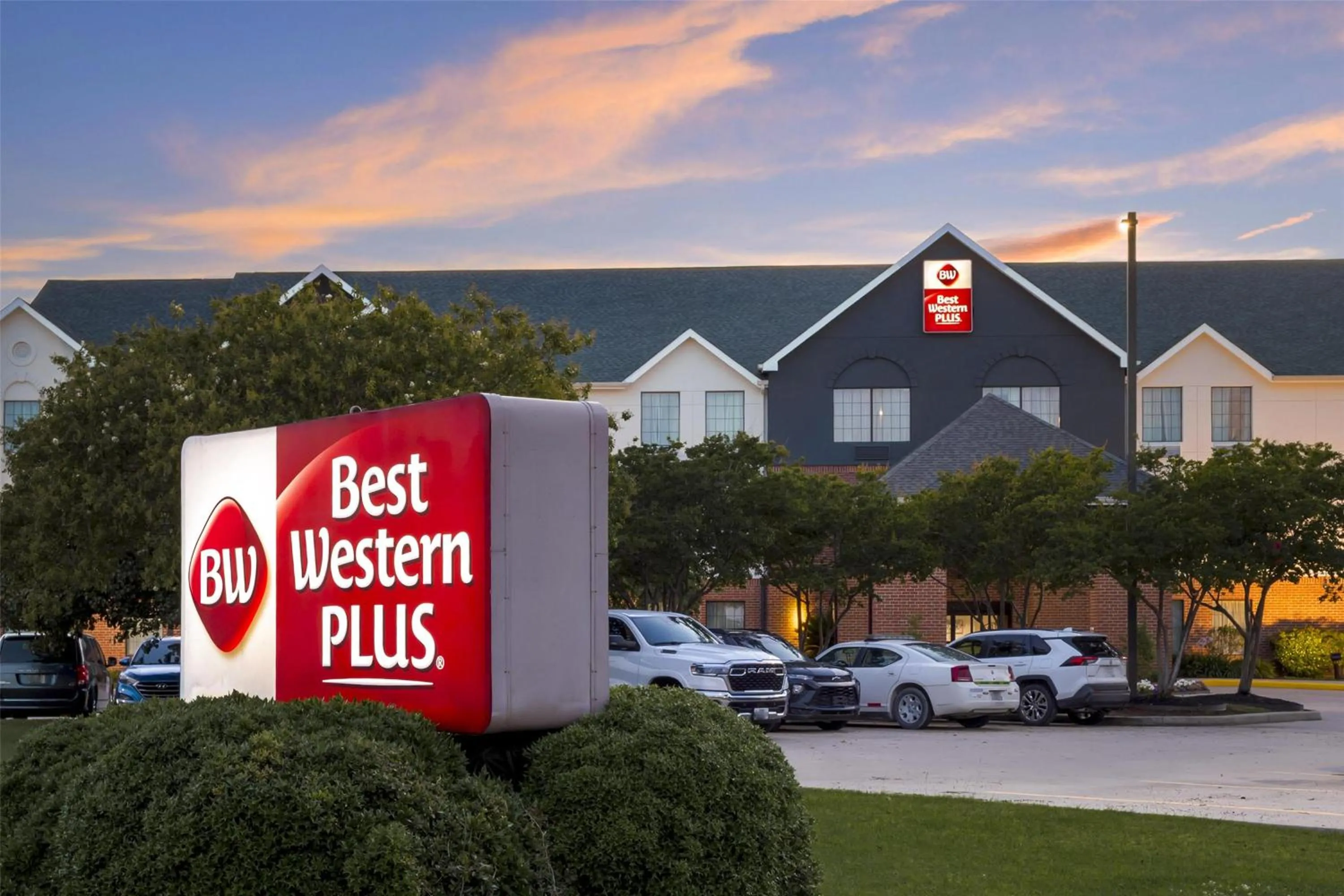 Property building in Best Western Plus Executive Hotel & Suites