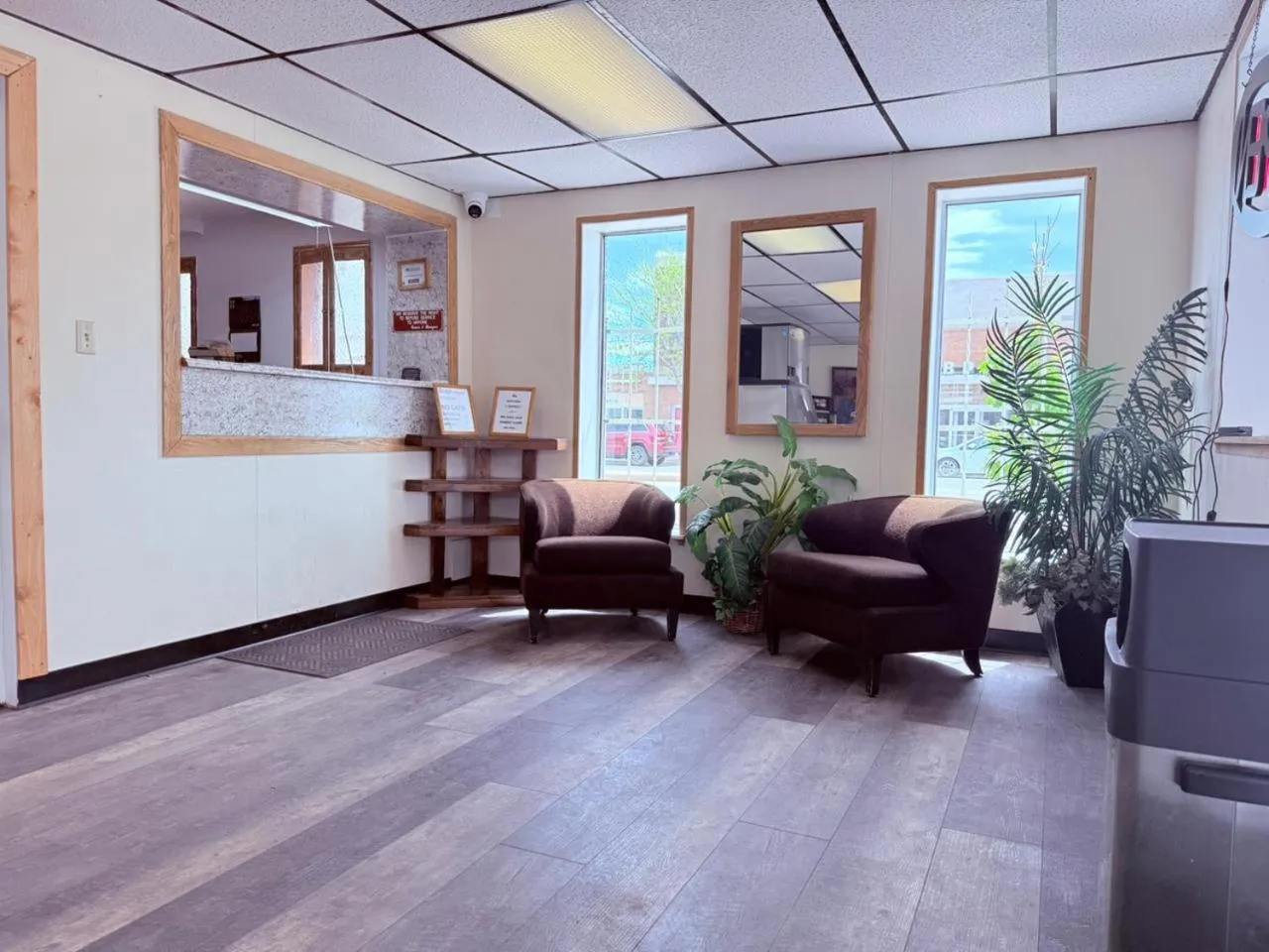 Seating area in Tomahawk Motor Lodge By OYO Riverton US-26