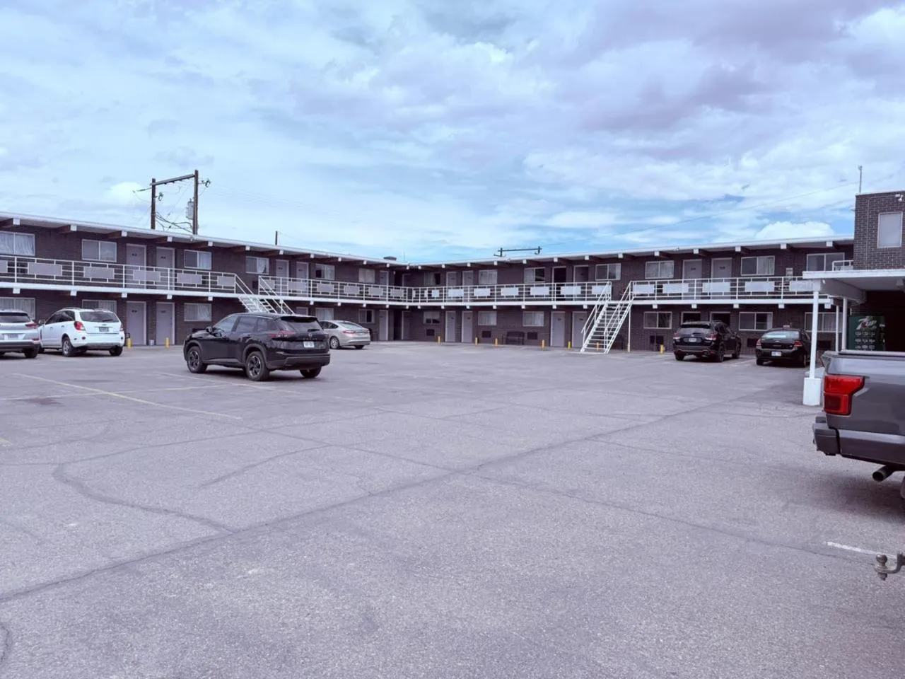 Parking in Tomahawk Motor Lodge By OYO Riverton US-26