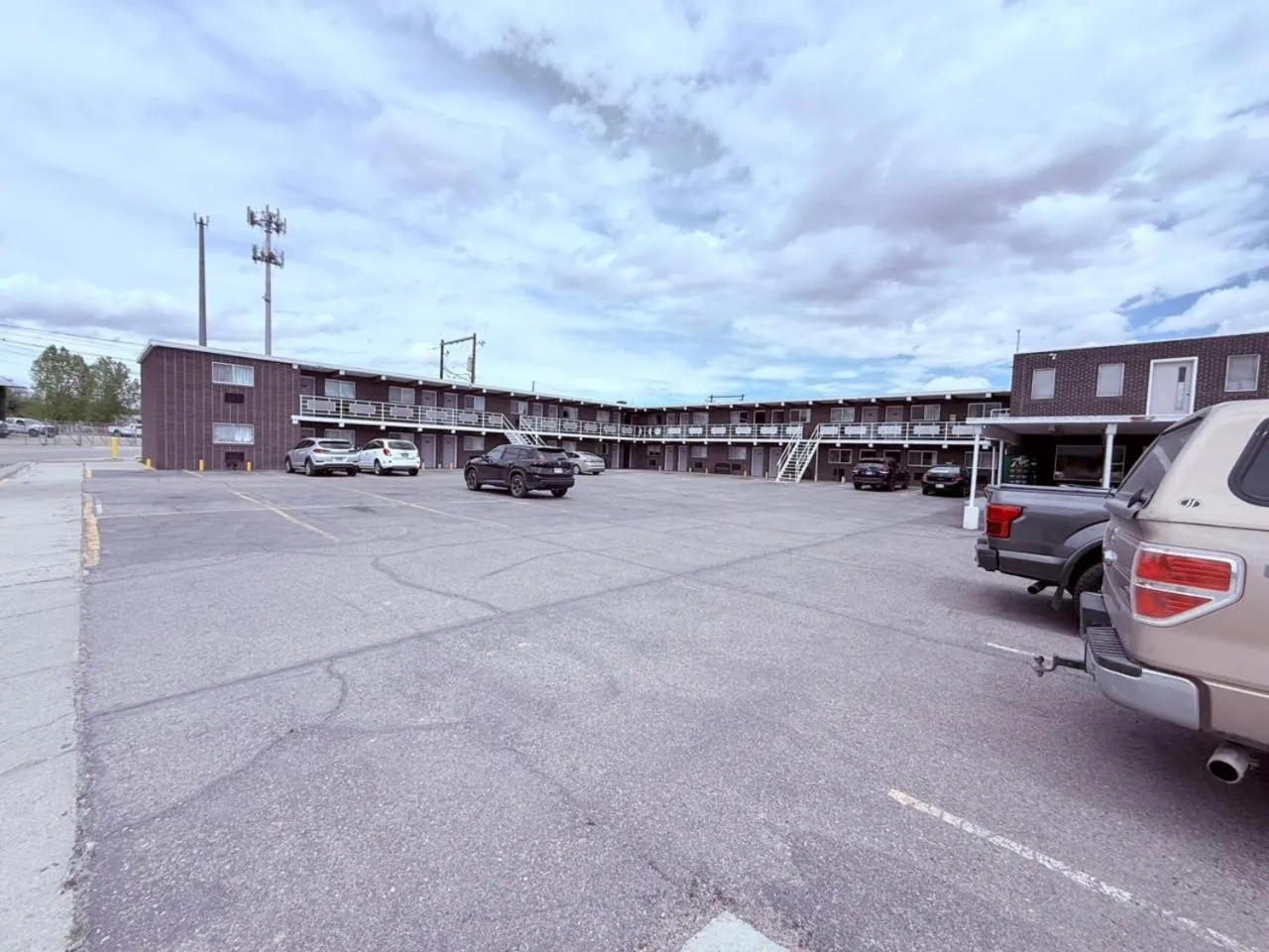 Parking in Tomahawk Motor Lodge By OYO Riverton US-26