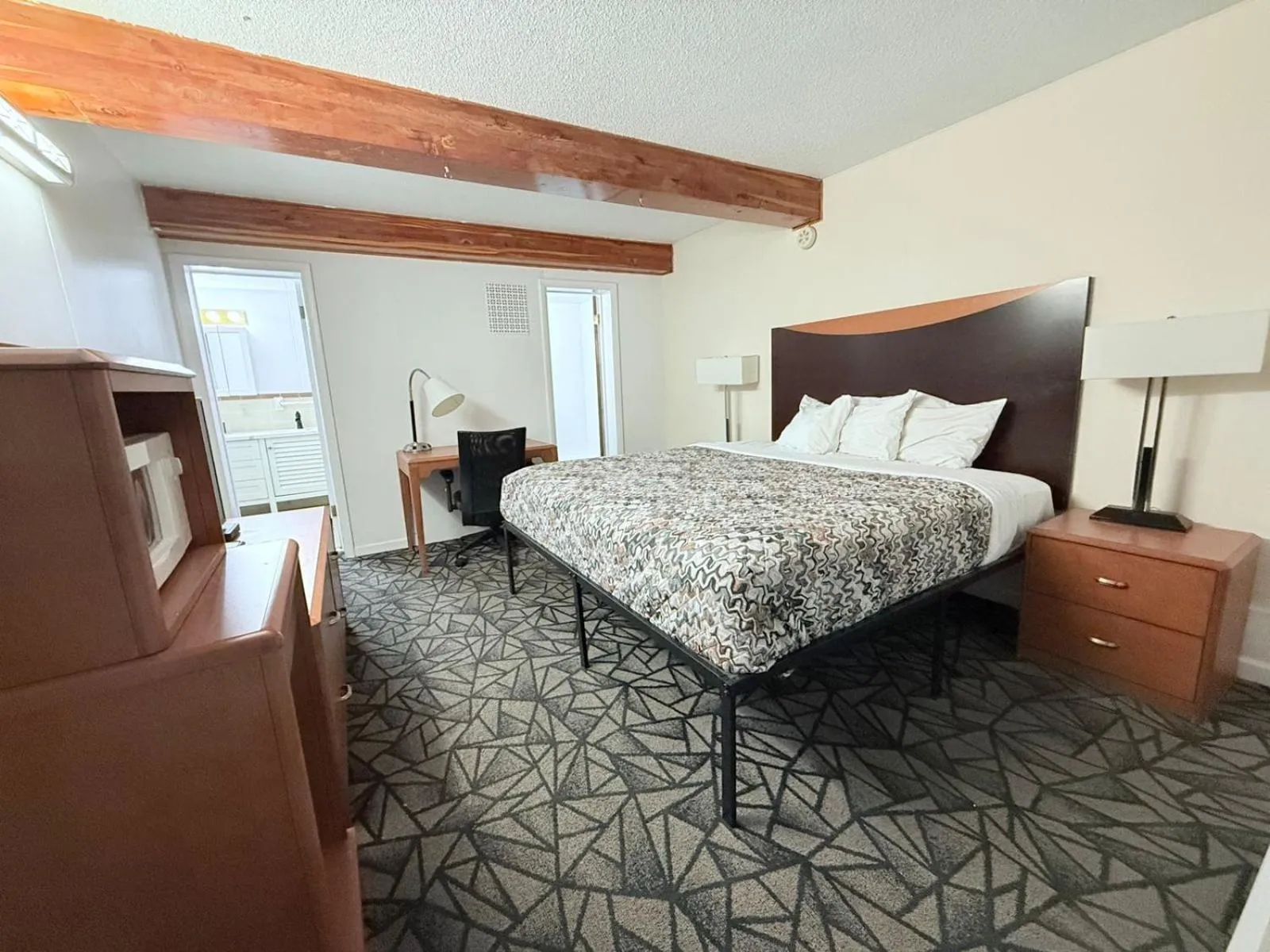 Bedroom, Bed in Tomahawk Motor Lodge By OYO Riverton US-26