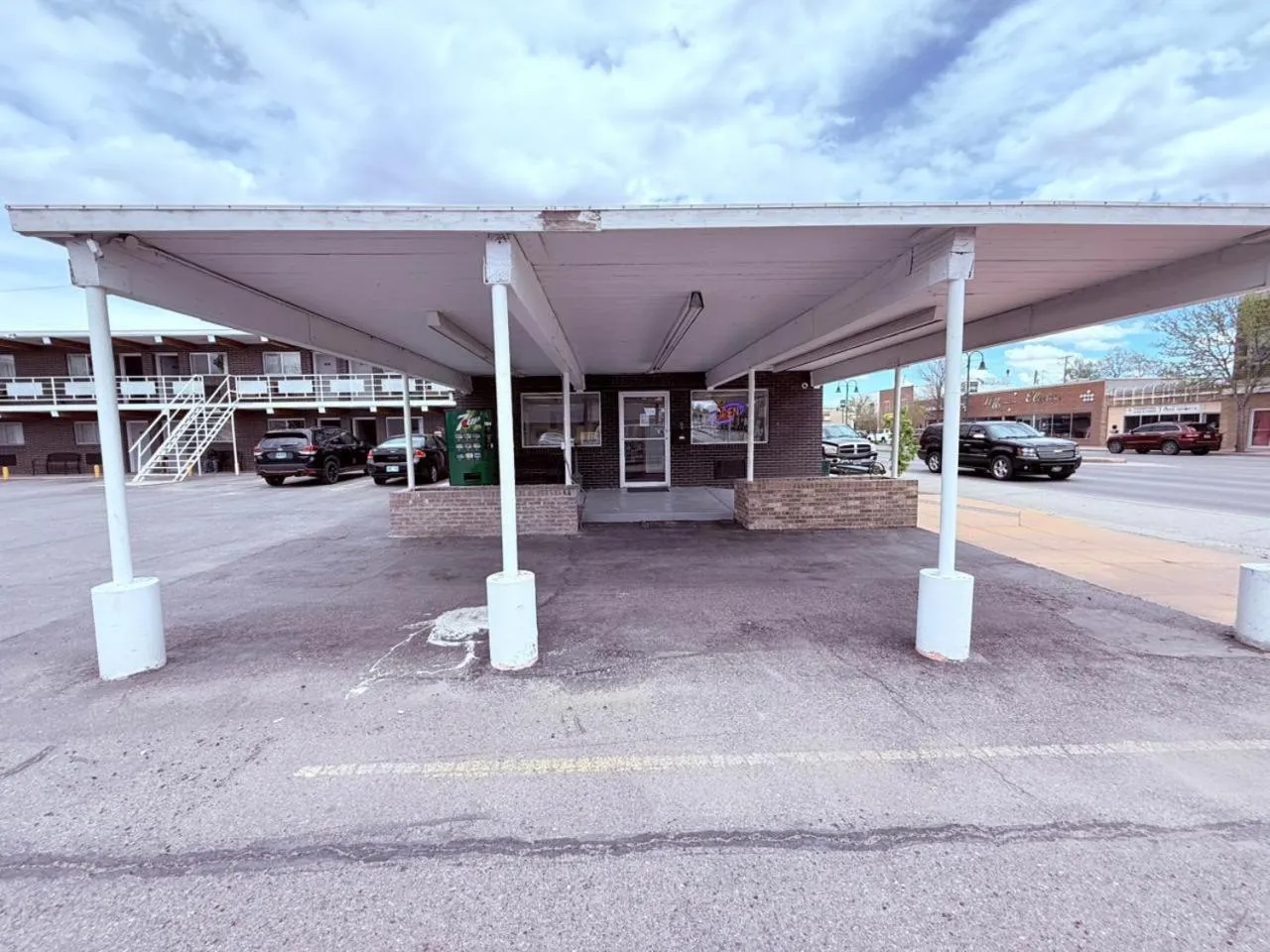 Parking in Tomahawk Motor Lodge By OYO Riverton US-26