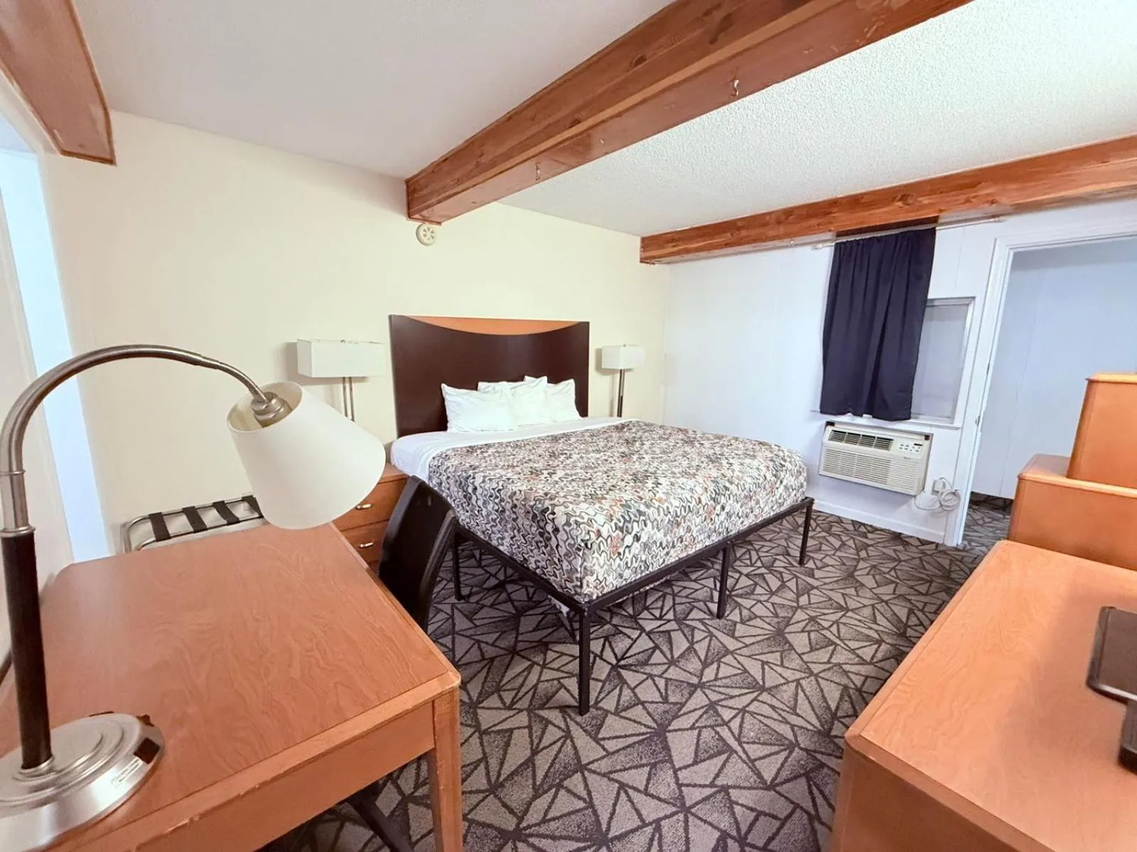 Bedroom, Bed in Tomahawk Motor Lodge By OYO Riverton US-26