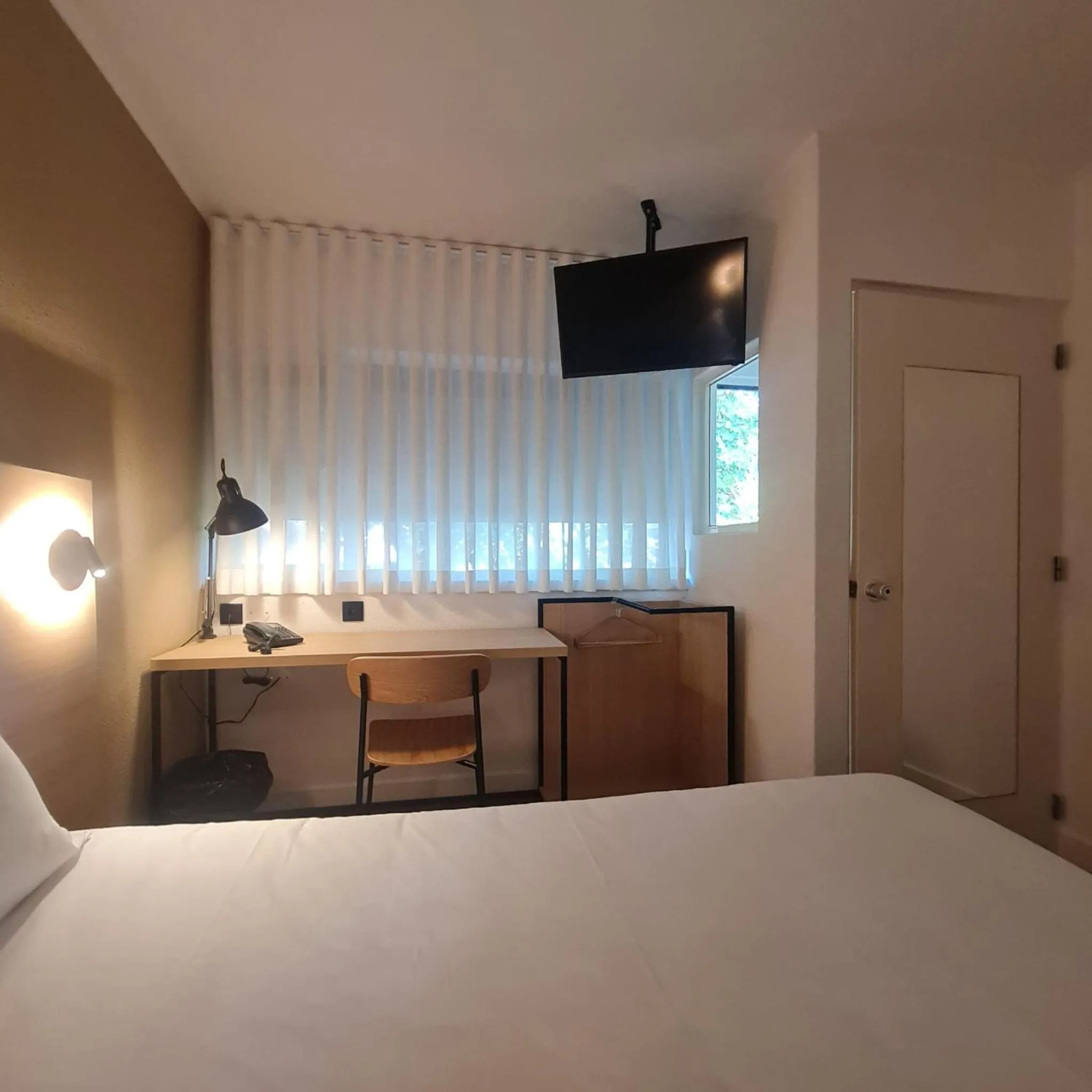 TV and multimedia, Bed in Hotel Campanile Setubal