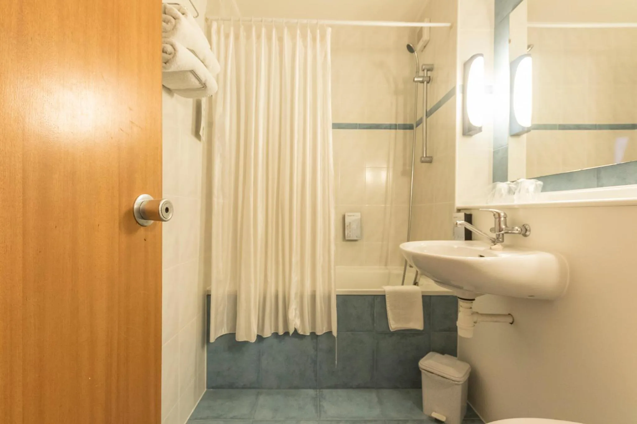 Bathroom in Hotel Campanile Setubal