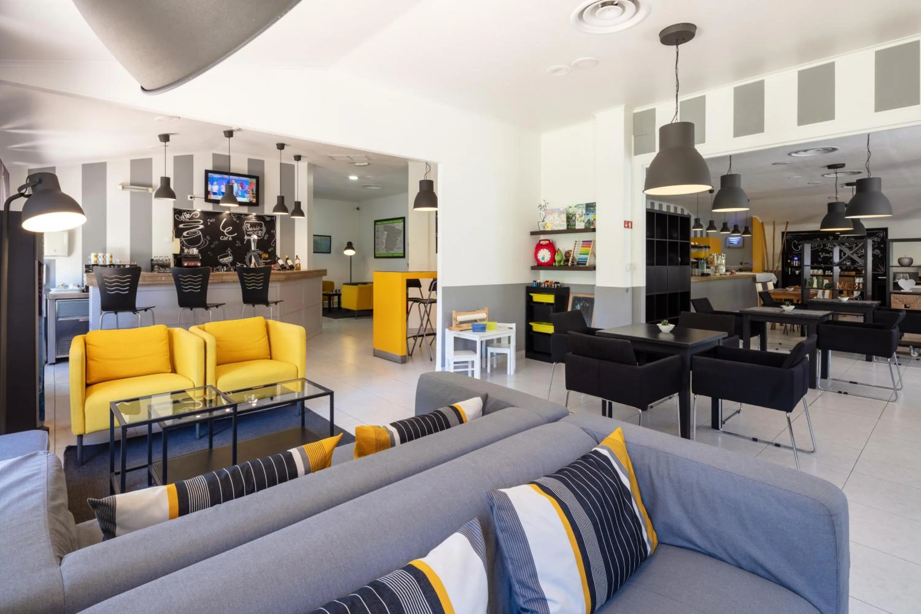 Communal lounge/ TV room in Hotel Campanile Setubal
