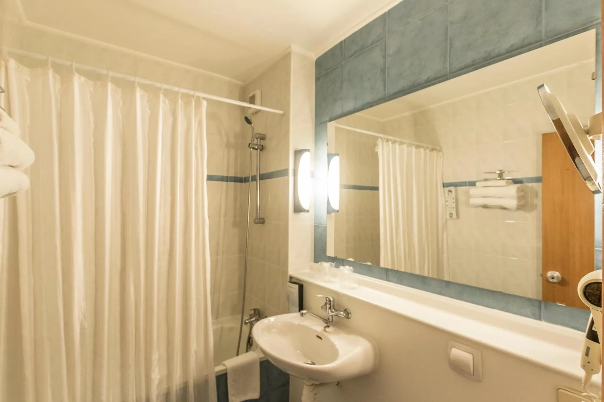 Bathroom in Hotel Campanile Setubal