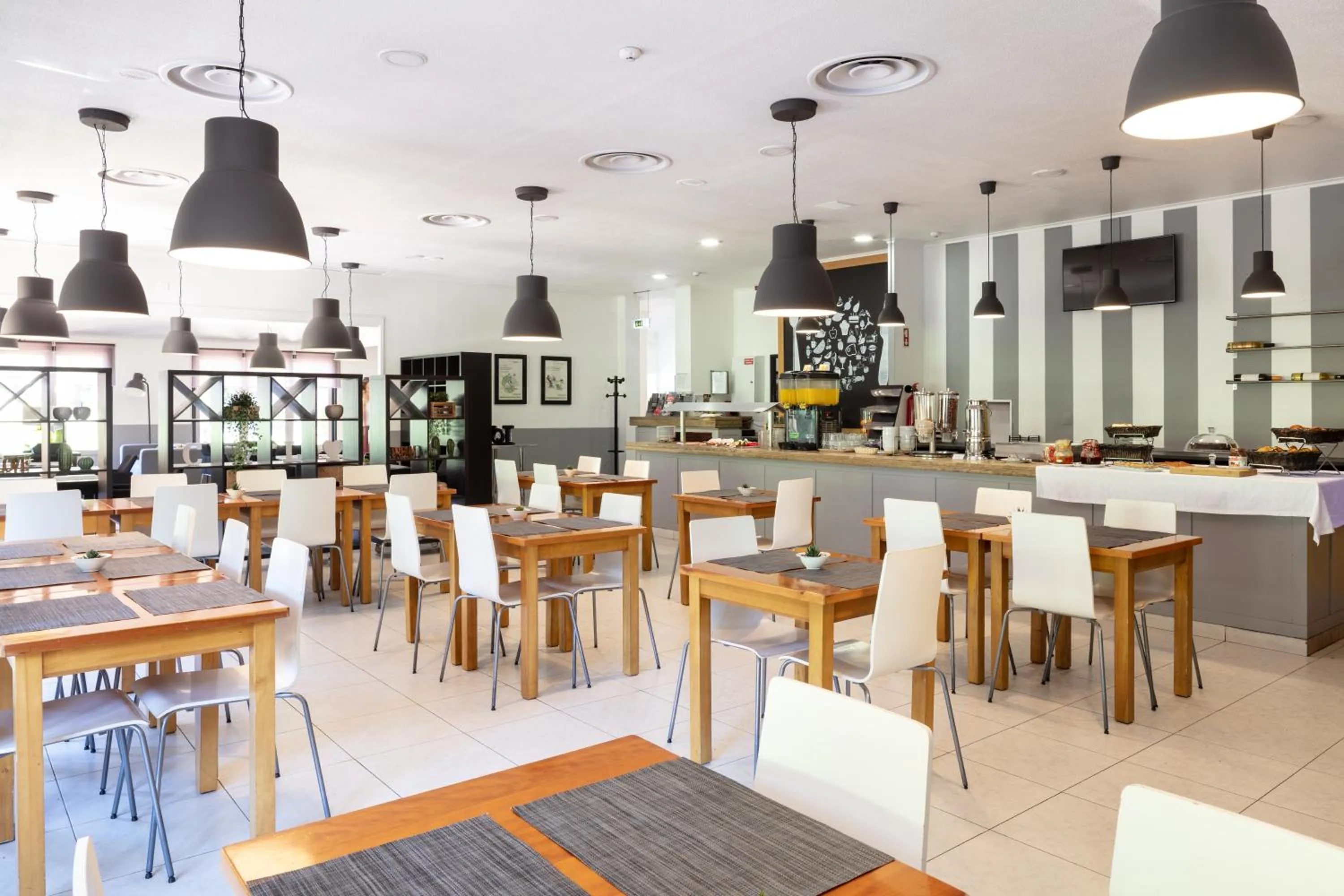 Restaurant/places to eat in Hotel Campanile Setubal