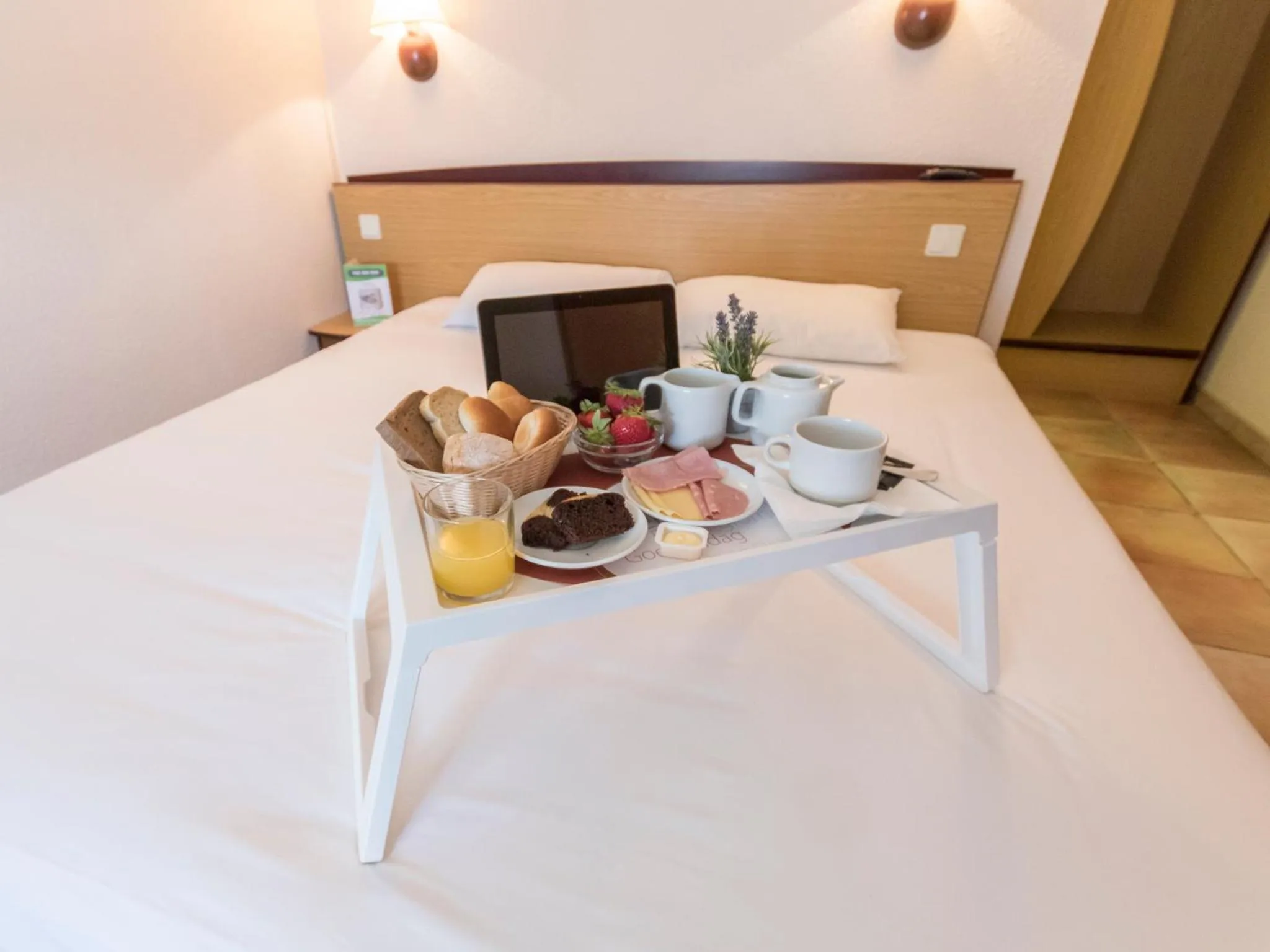 Continental breakfast, Bed in Hotel Campanile Setubal