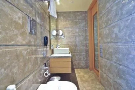 Bathroom in Middleton Inn