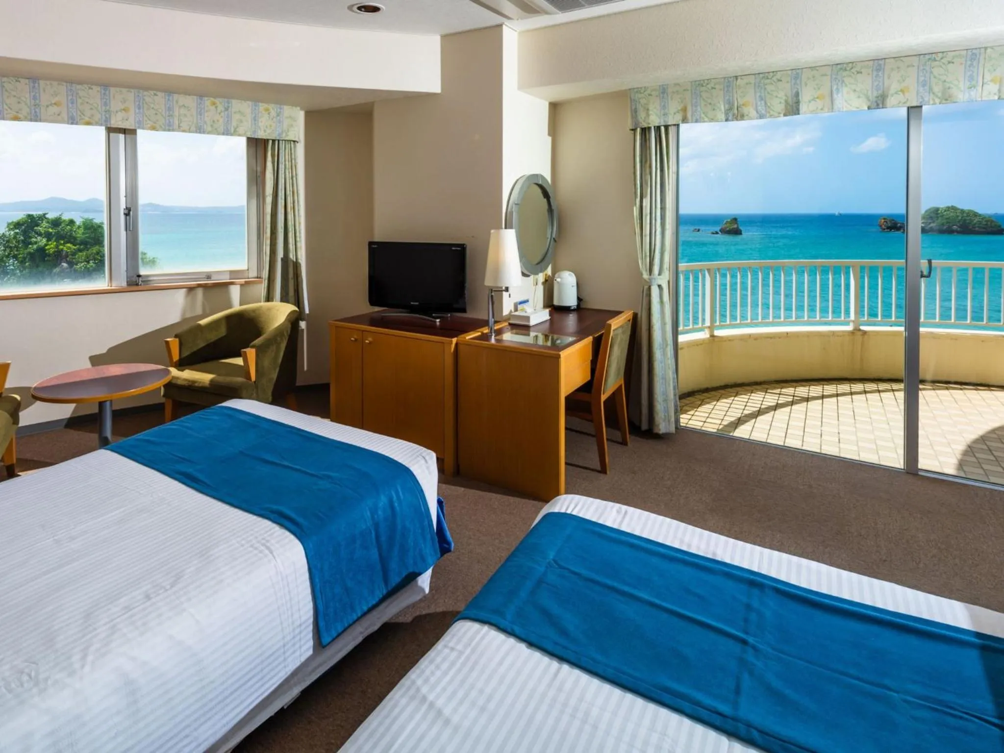 Photo of the whole room, Bed in Hotel Resonex Nago