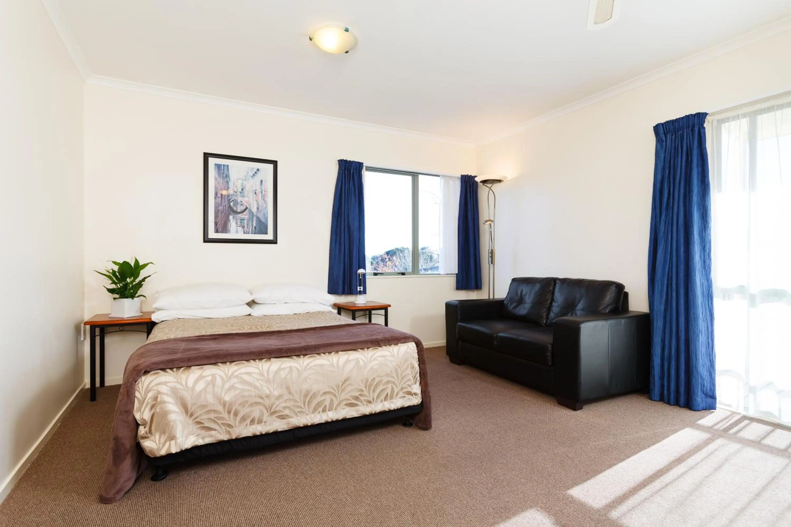 Day, Bed in Elliotts Kapiti Coast Motor Lodge