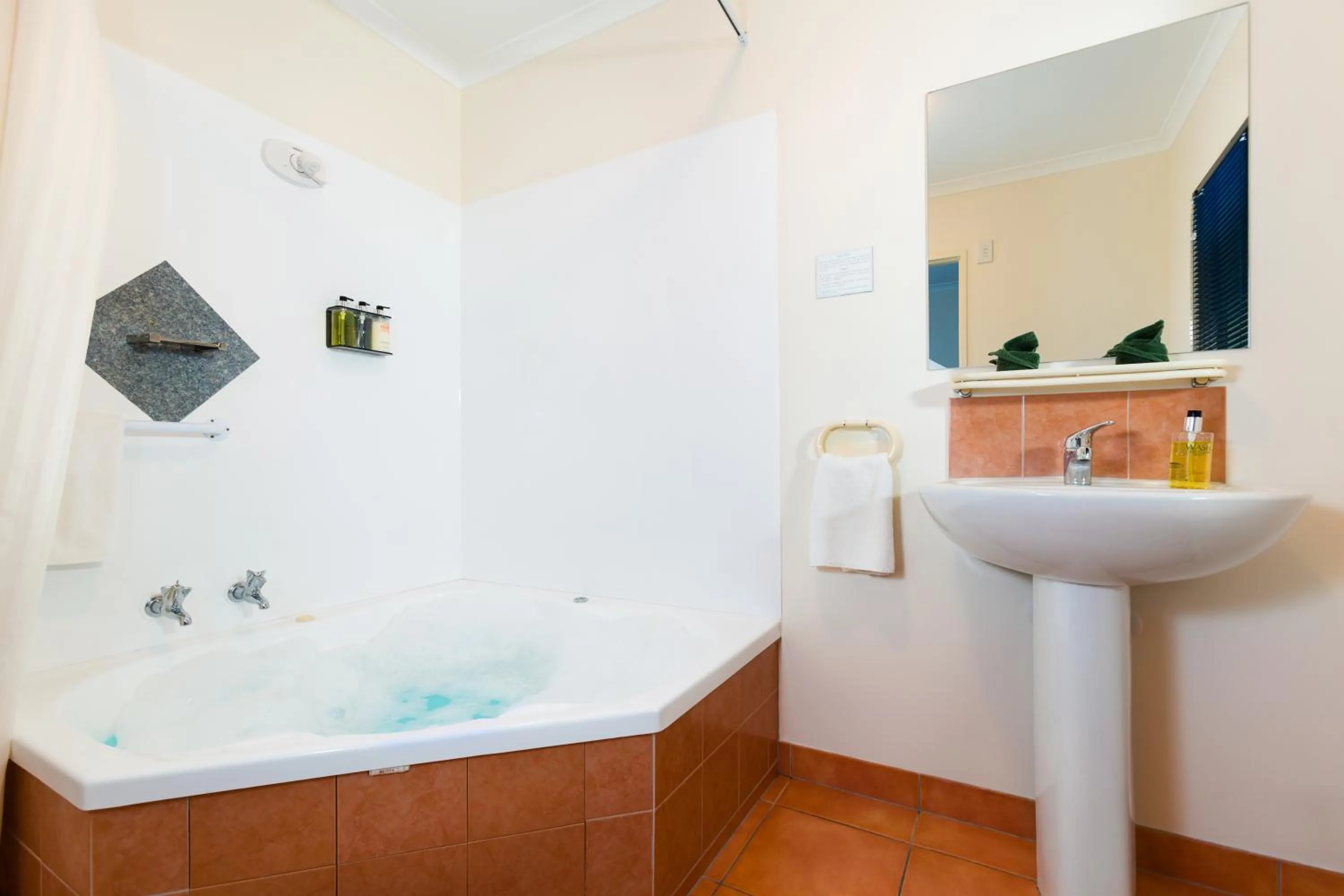 Bathroom in Elliotts Kapiti Coast Motor Lodge