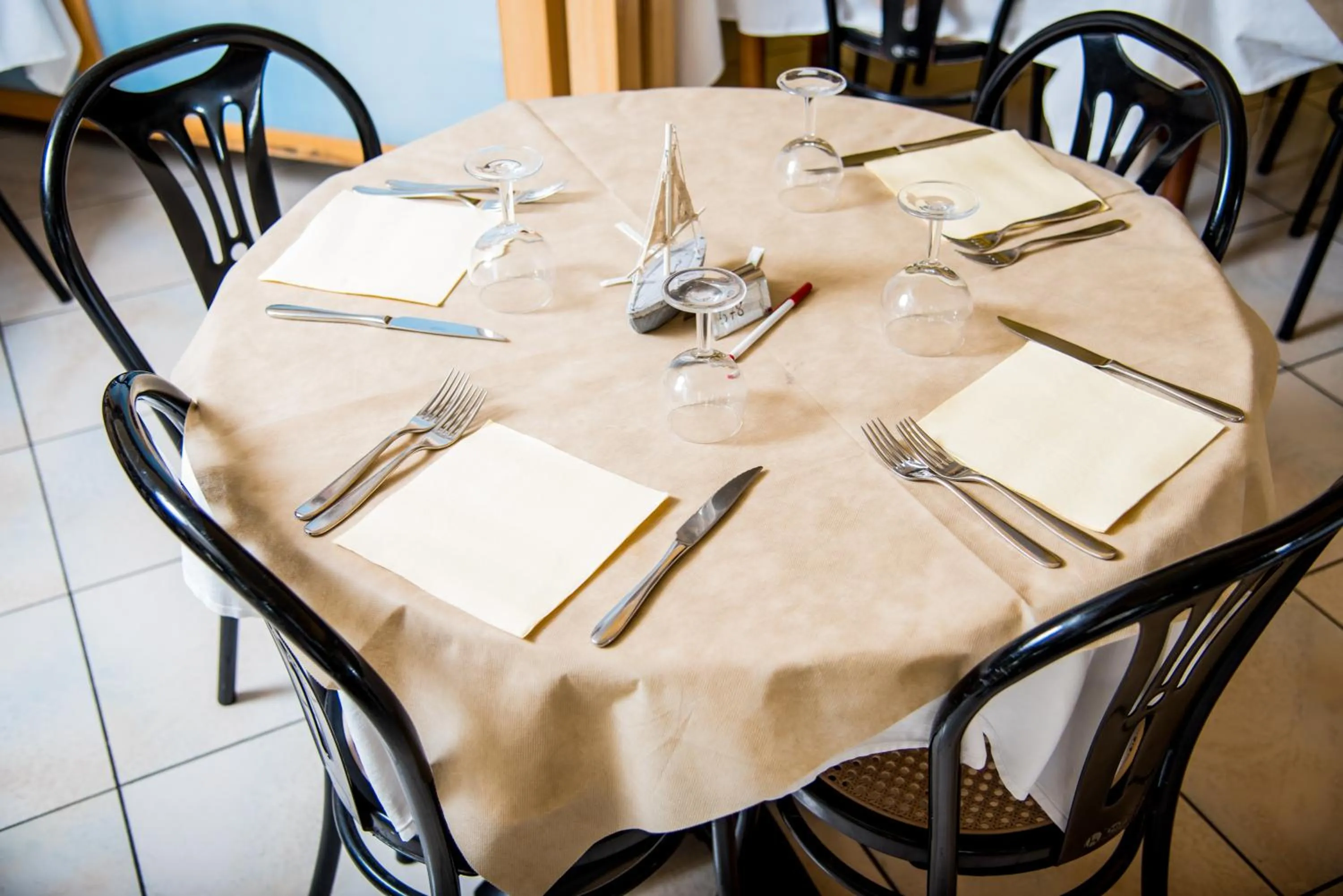 Restaurant/places to eat in Hotel Golf