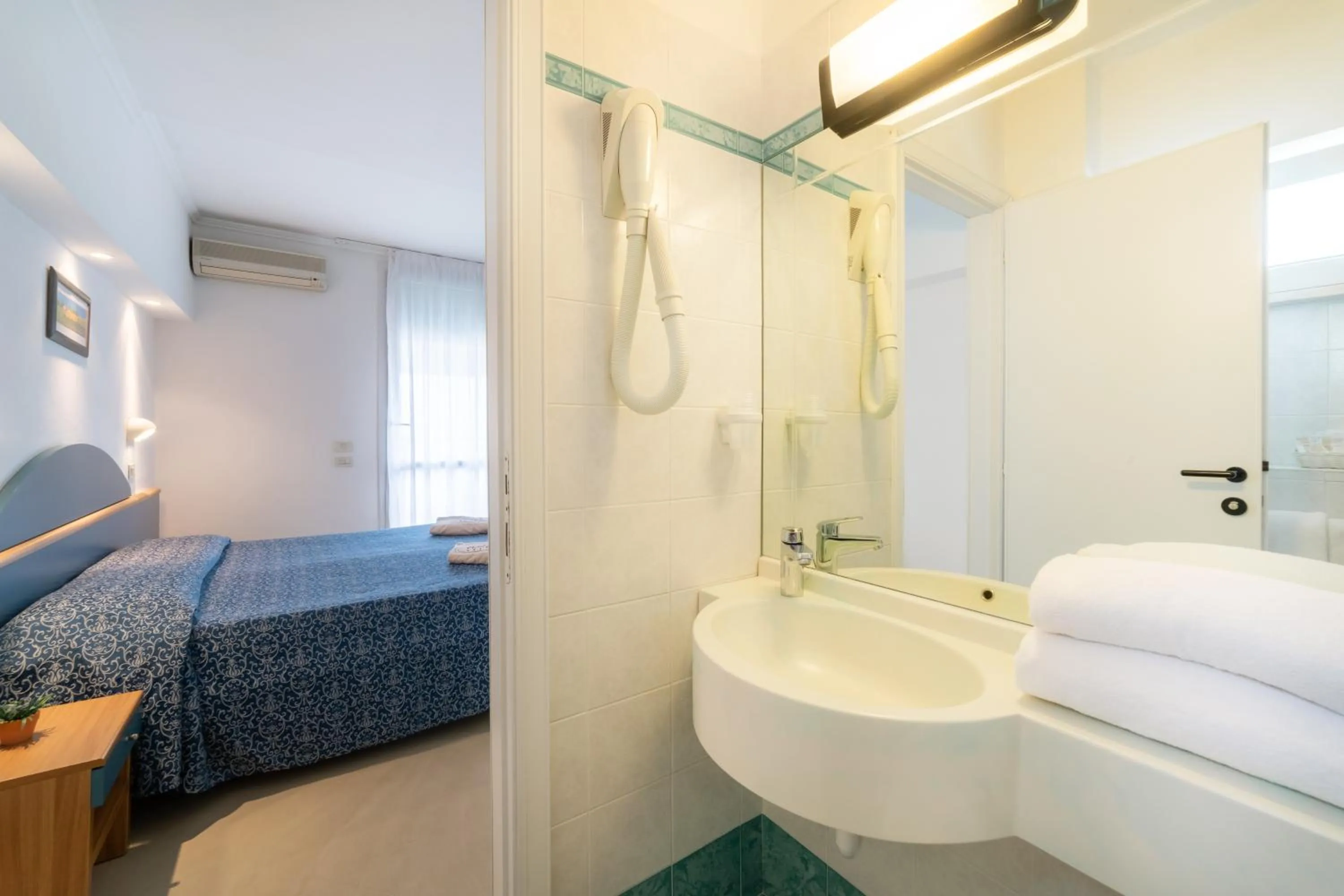 Photo of the whole room in Hotel Golf