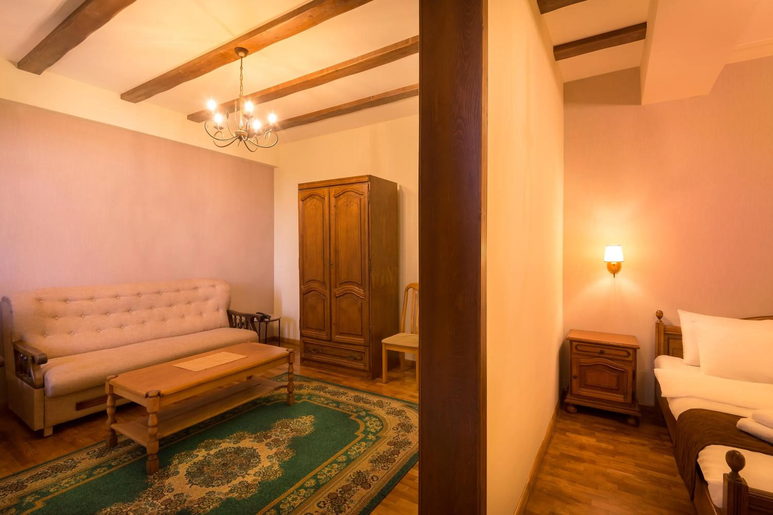 Living room, Bed in Olympia Garden Hotel