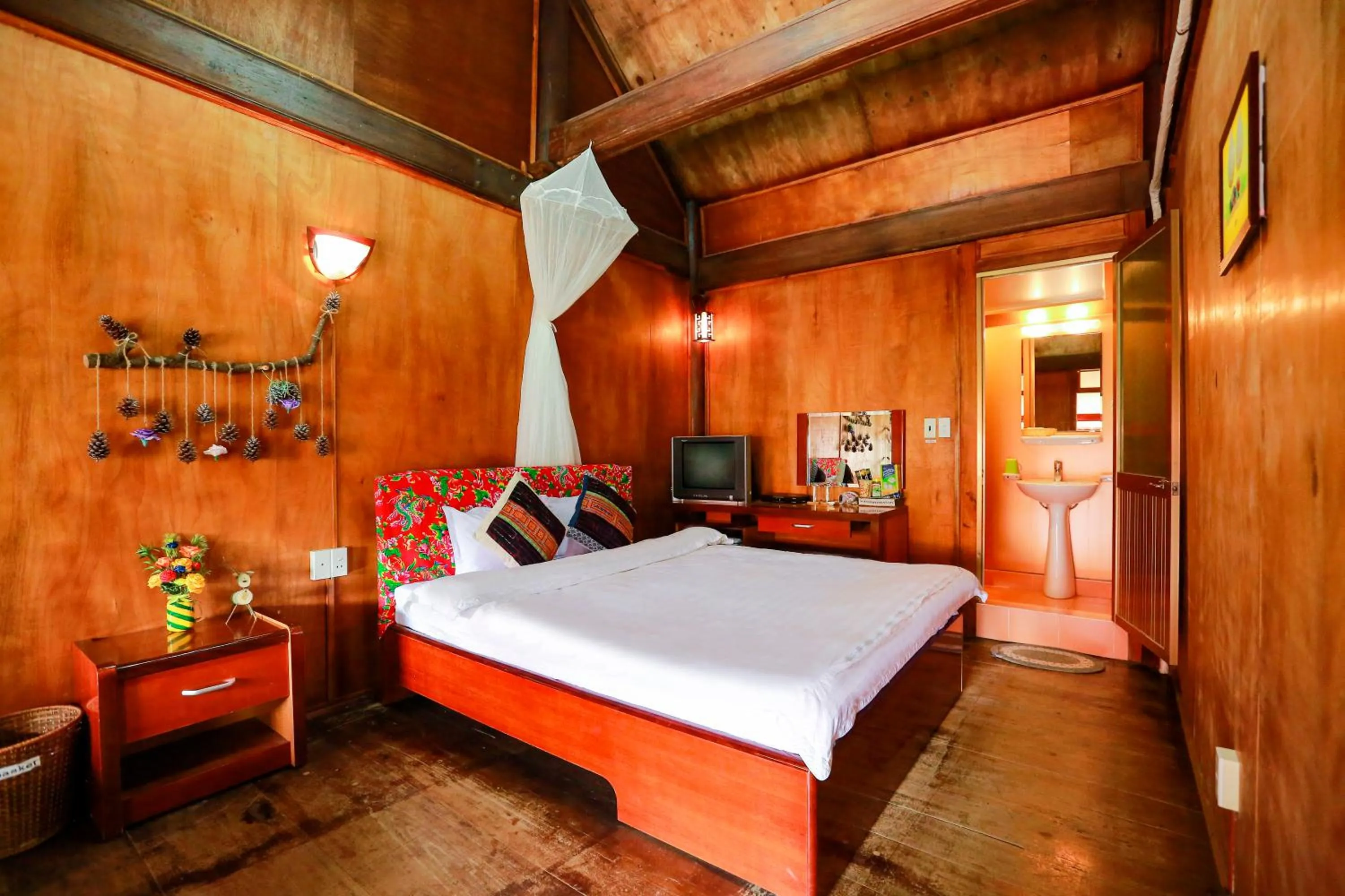 Bed in Cat Ba Eco Lodge