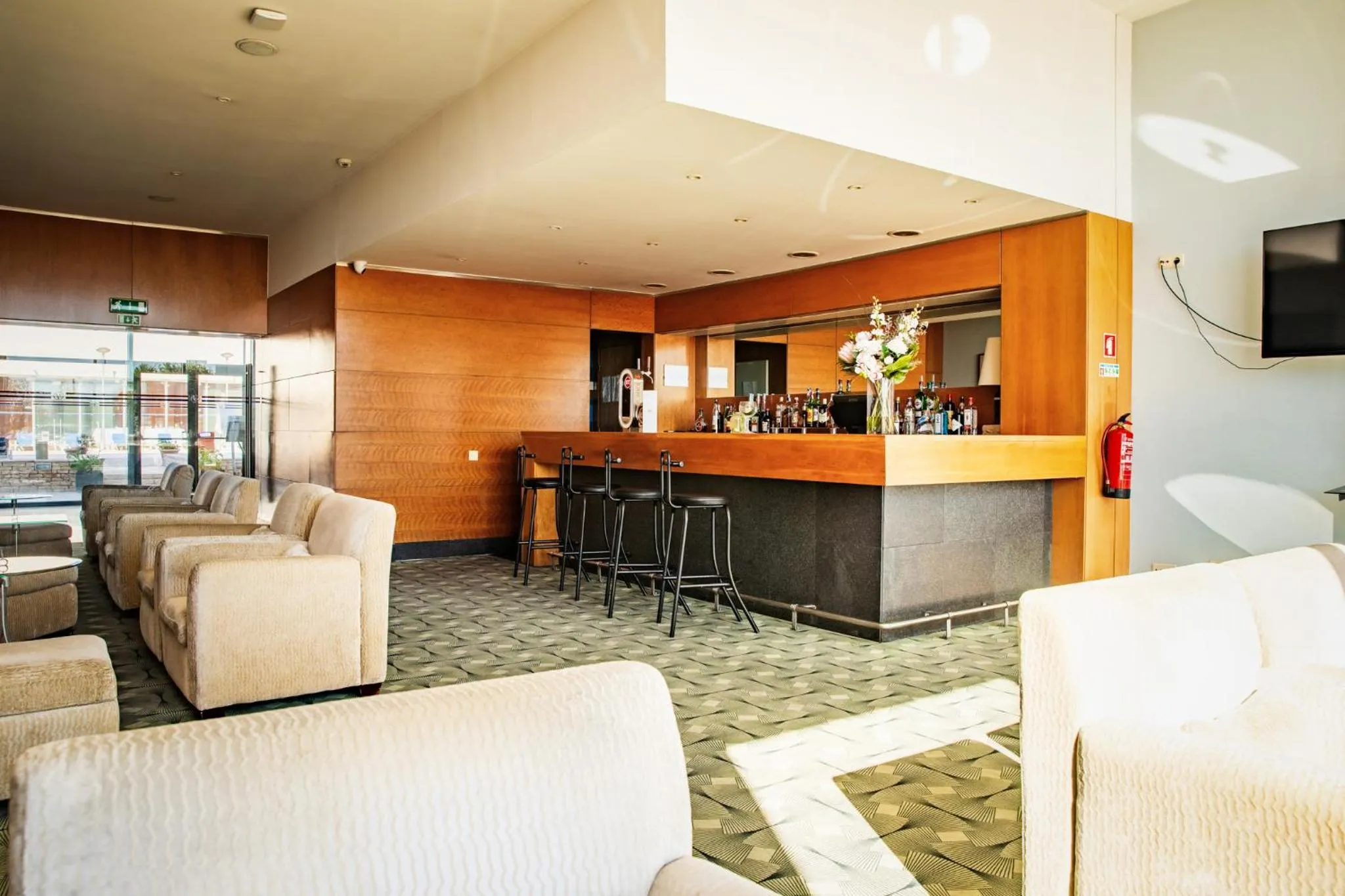Lounge or bar in VIP Executive Santa Iria Hotel