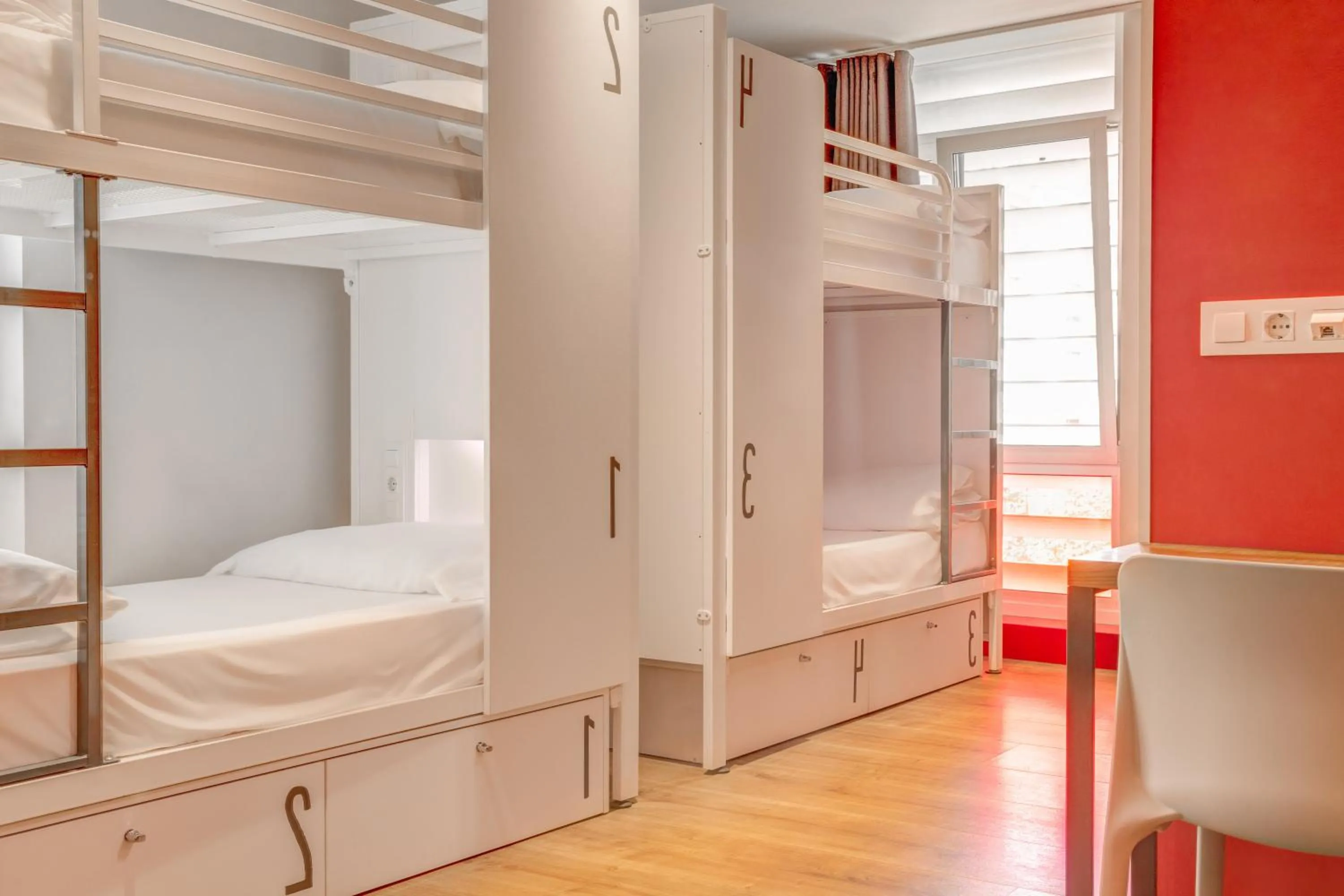 Private 4 Bed Room in Generator Barcelona